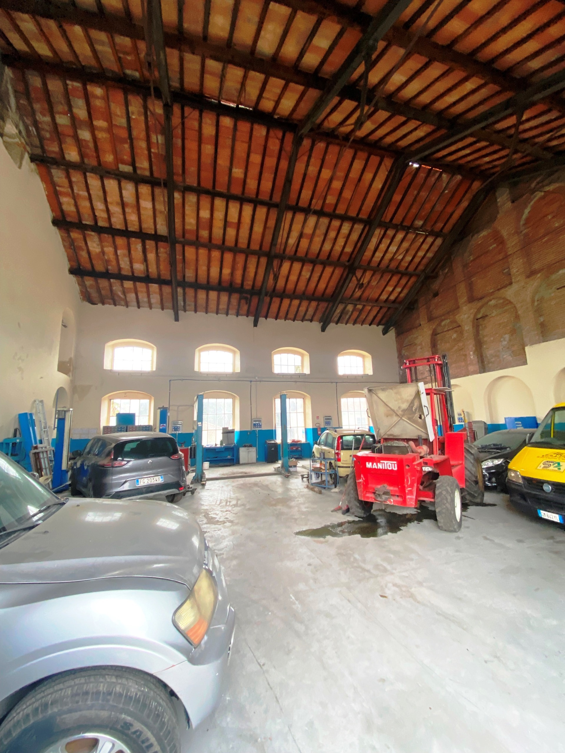 Immagine 6 di Attività artigianale in affitto  in Strada Statale 1 18 a Carrara