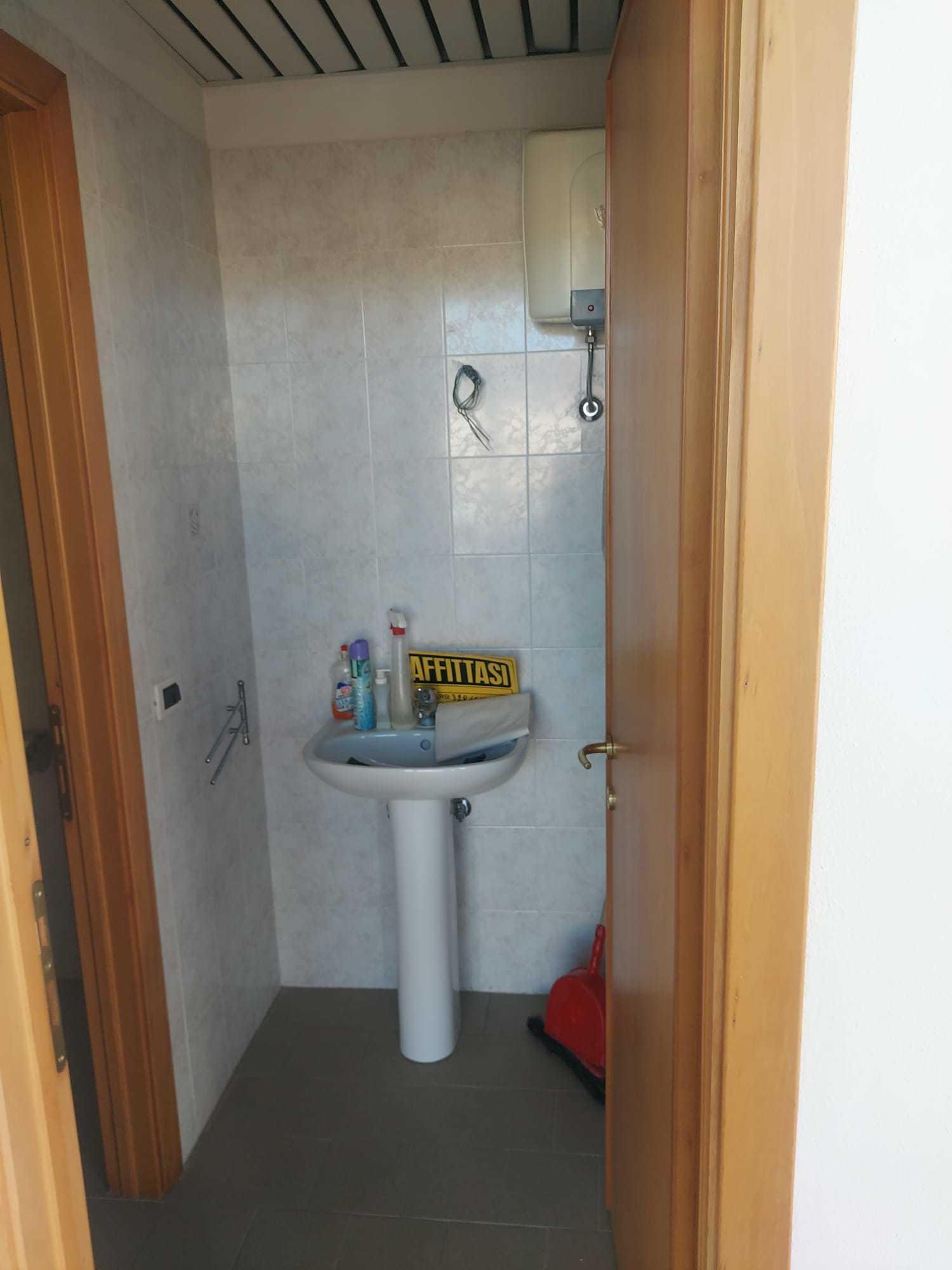 Immagine 6 di Ufficio in vendita  in Strada Statale 1 111 a Sarzana