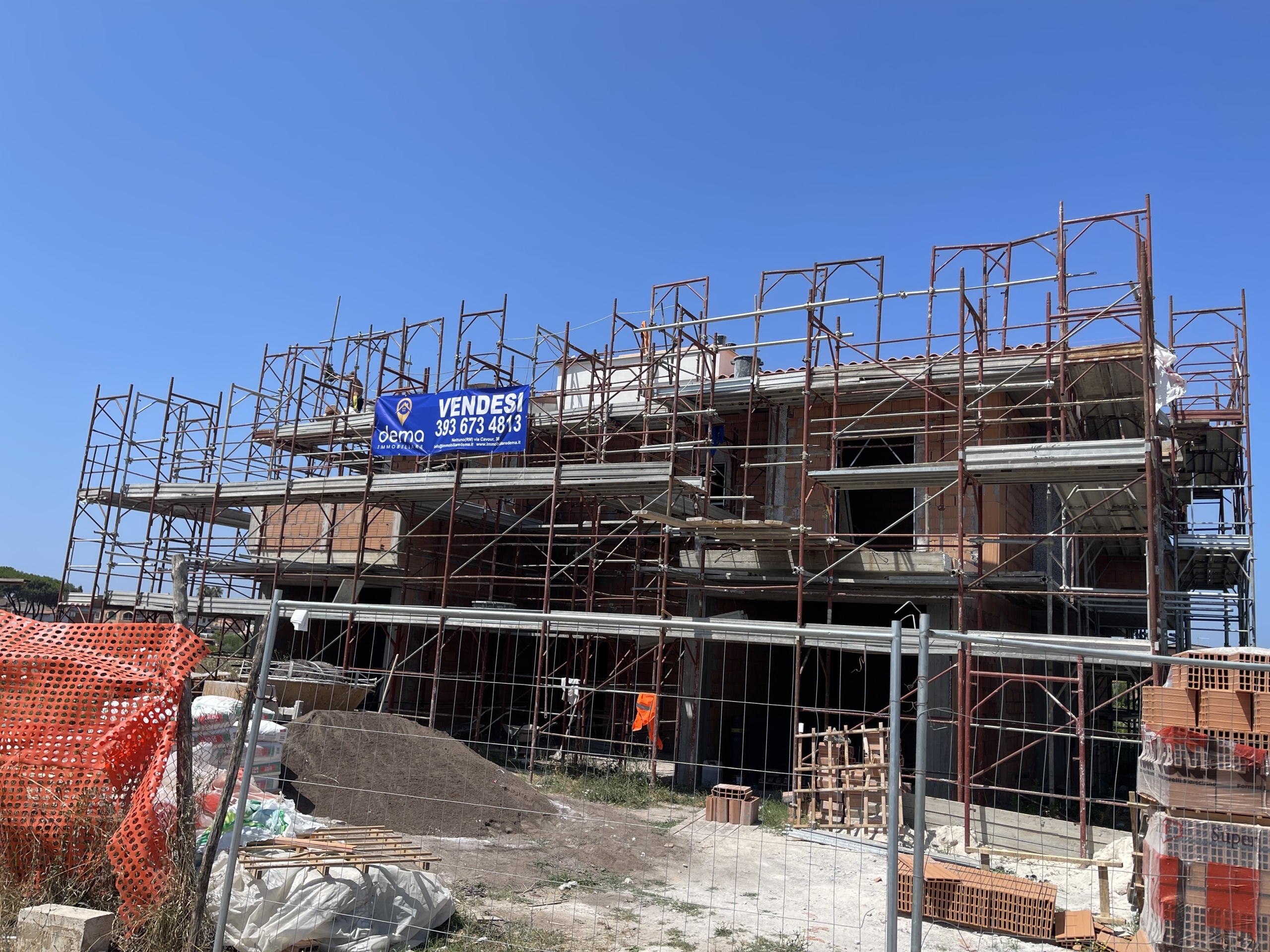 Immagine 5 di Casa bifamiliare in vendita  in Via Luigi Settembrini a Anzio