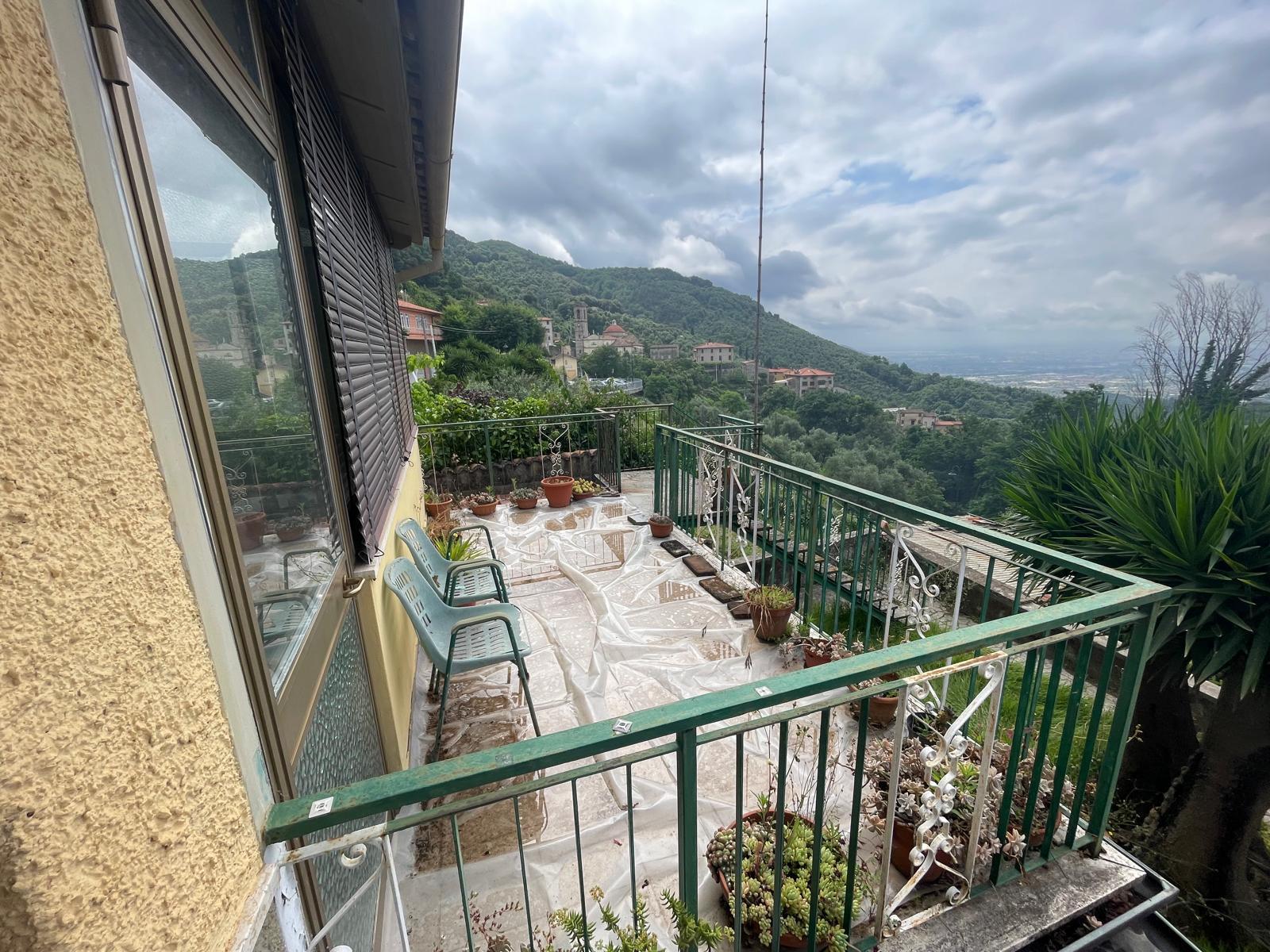 Immagine 35 di Porzione di casa in vendita  a Pietrasanta