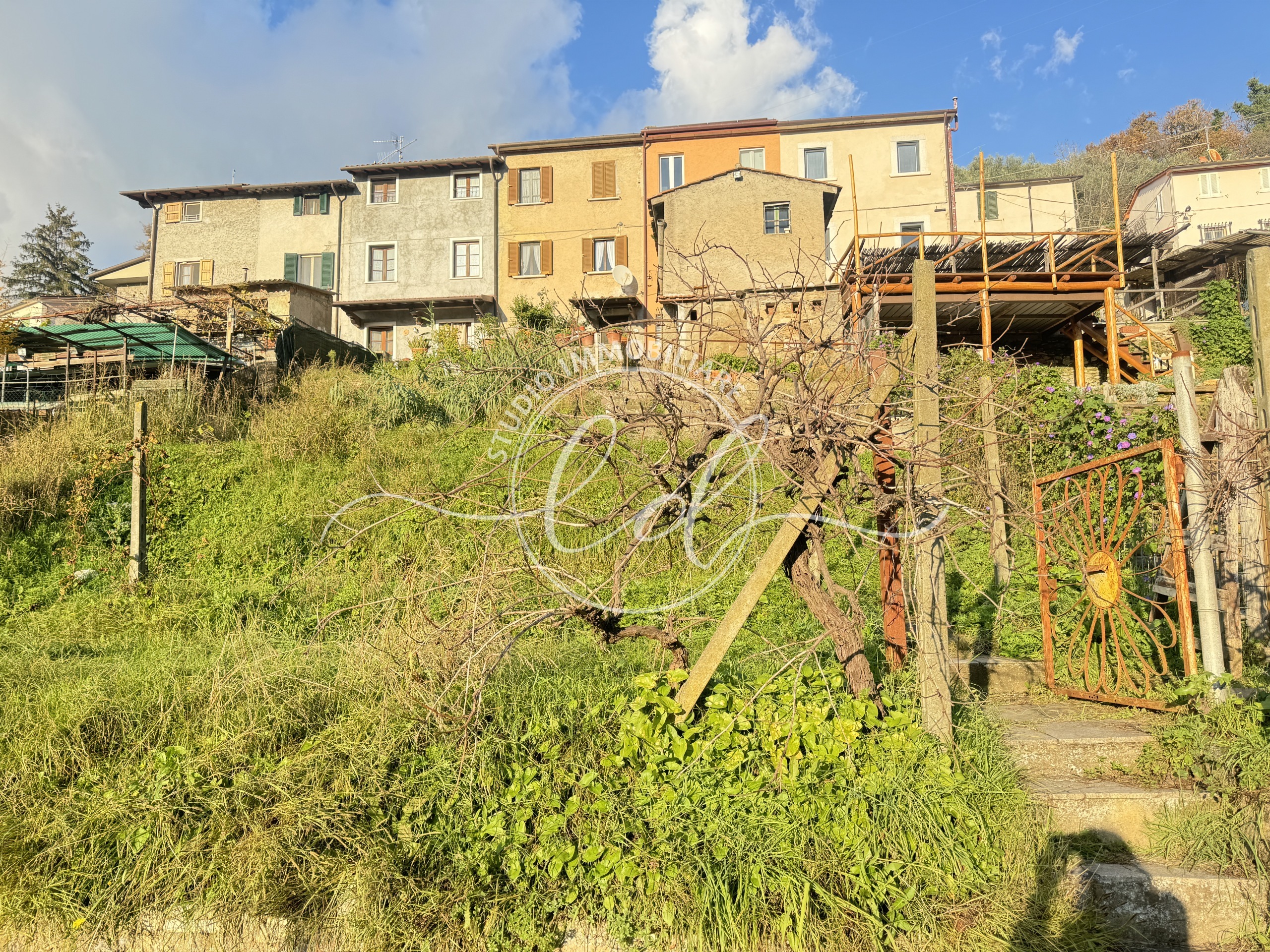 Immagine 2 di Porzione di casa in vendita  a Pietrasanta