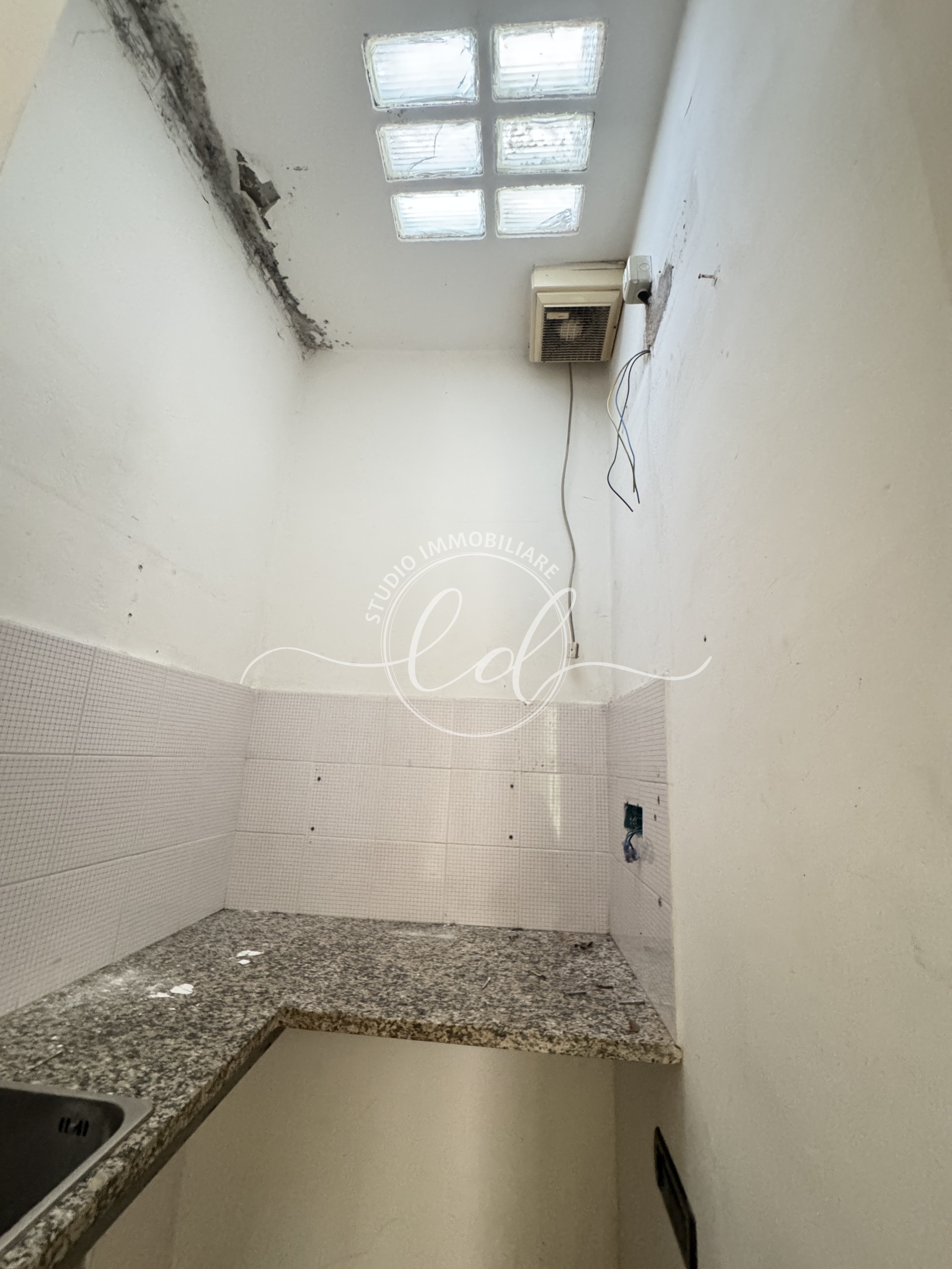 Immagine 16 di Locale commerciale in vendita  a Montignoso