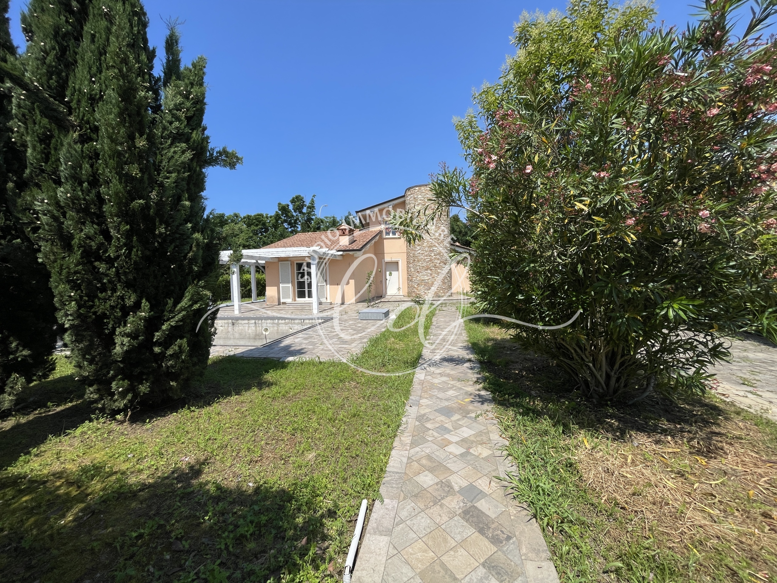 Immagine 5 di Villa in vendita  a Pietrasanta