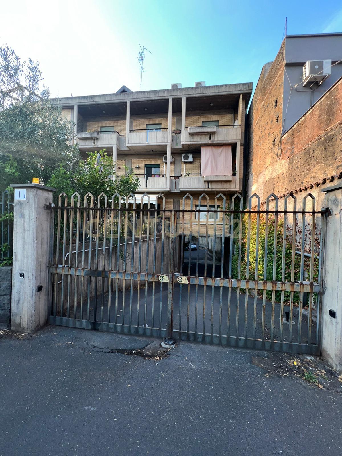 Immagine 3 di Garage in vendita  in Via Moncada 1 a Sant'agata Li Battiati