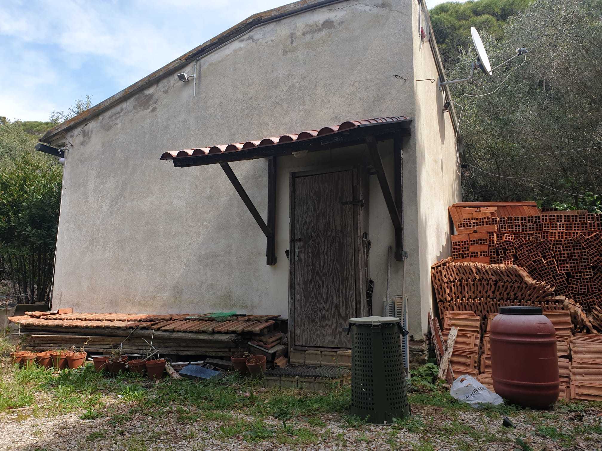 Immagine 13 di Rustico / casale in vendita  a Livorno