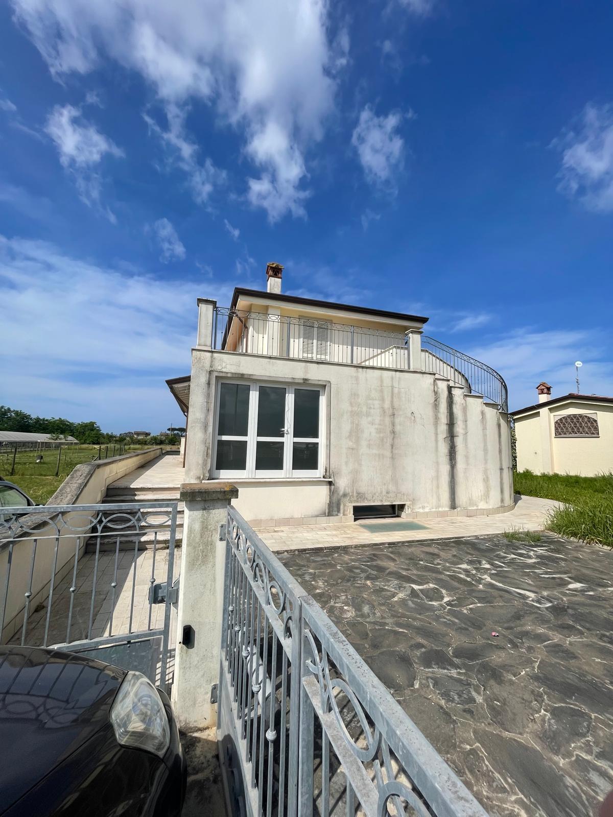 Immagine 2 di Villa in vendita  a Camaiore