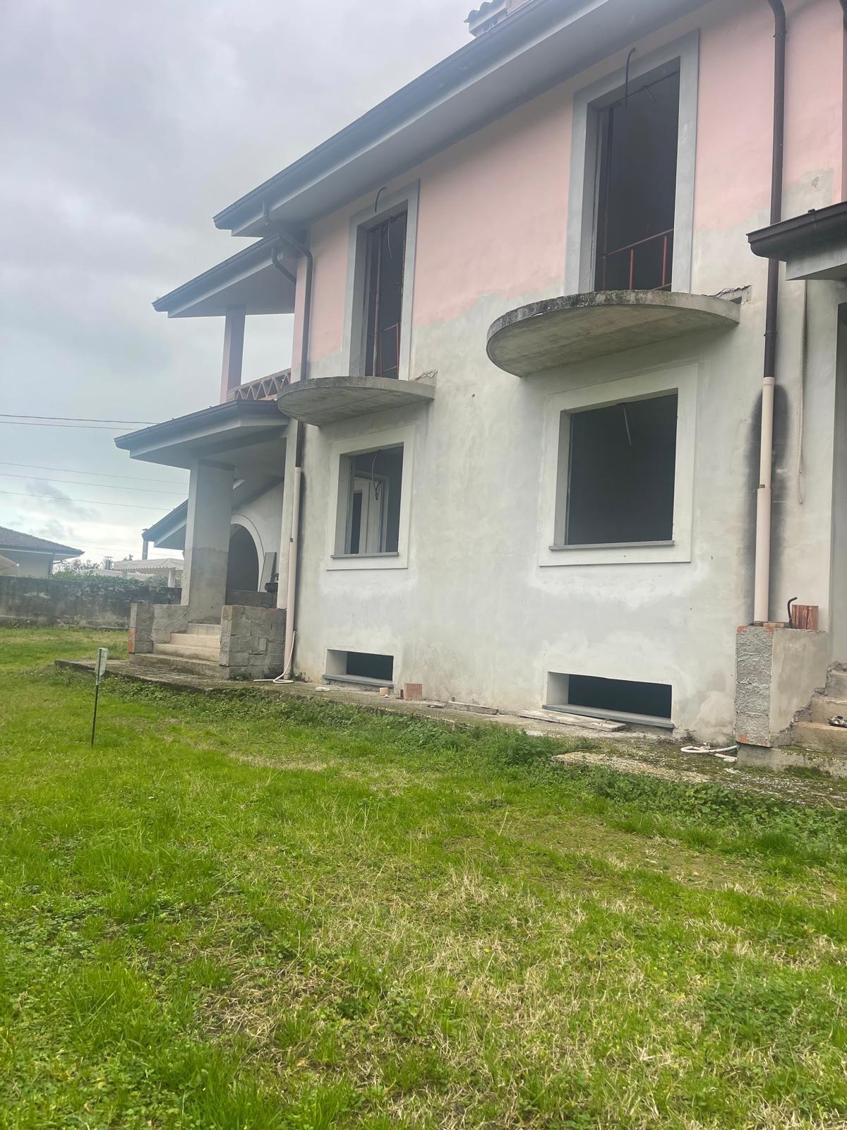 Immagine 2 di Porzione di casa in vendita  a Camaiore