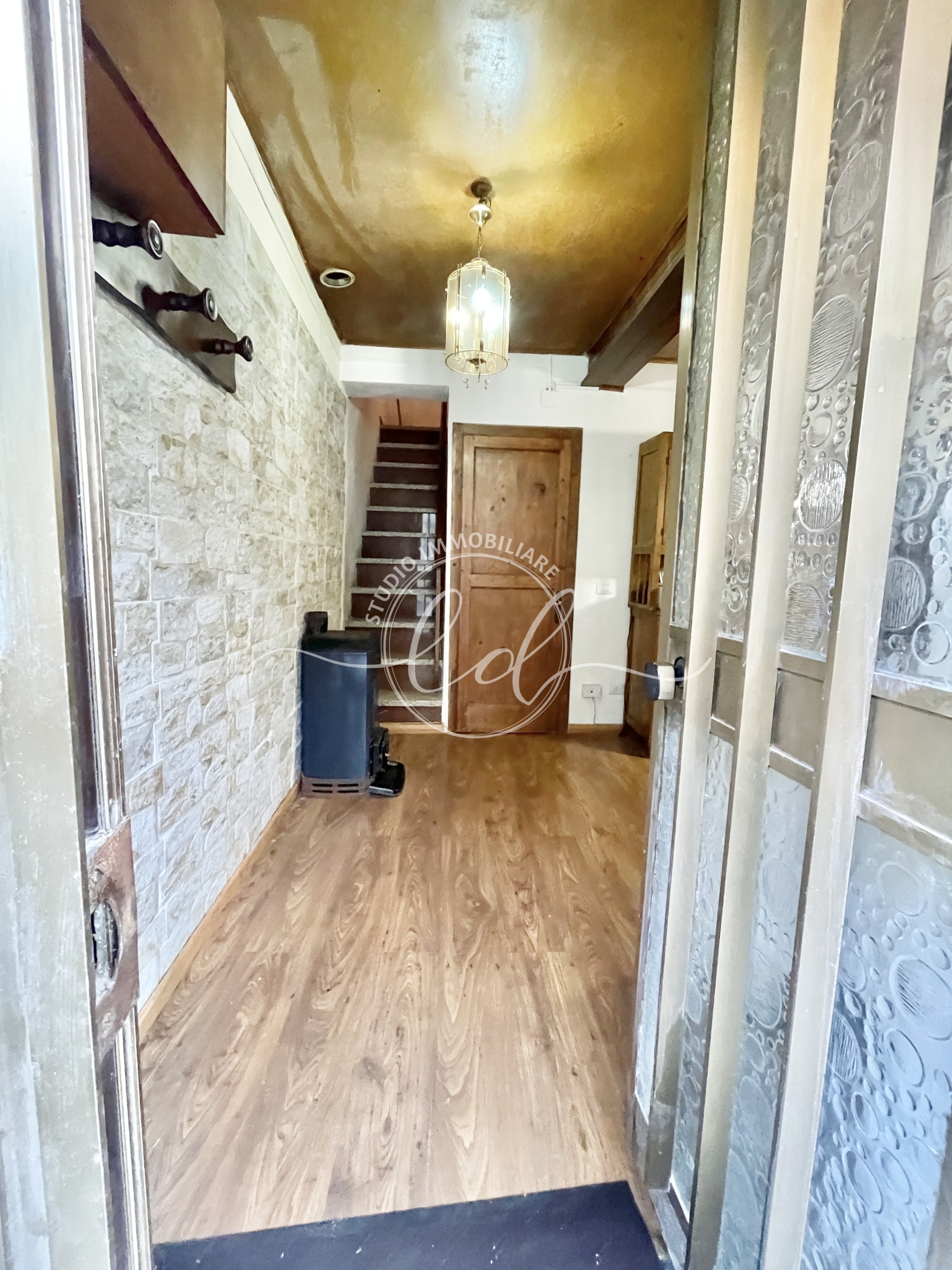 Immagine 1 di Porzione di casa in vendita  a Stazzema