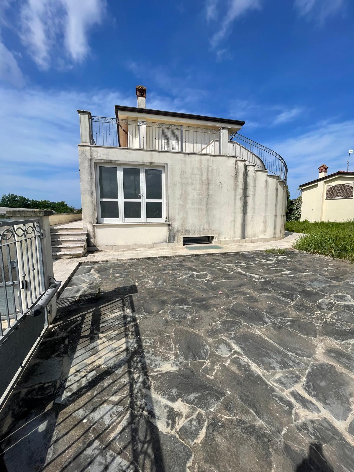 Immagine 10 di Villa in vendita  a Camaiore