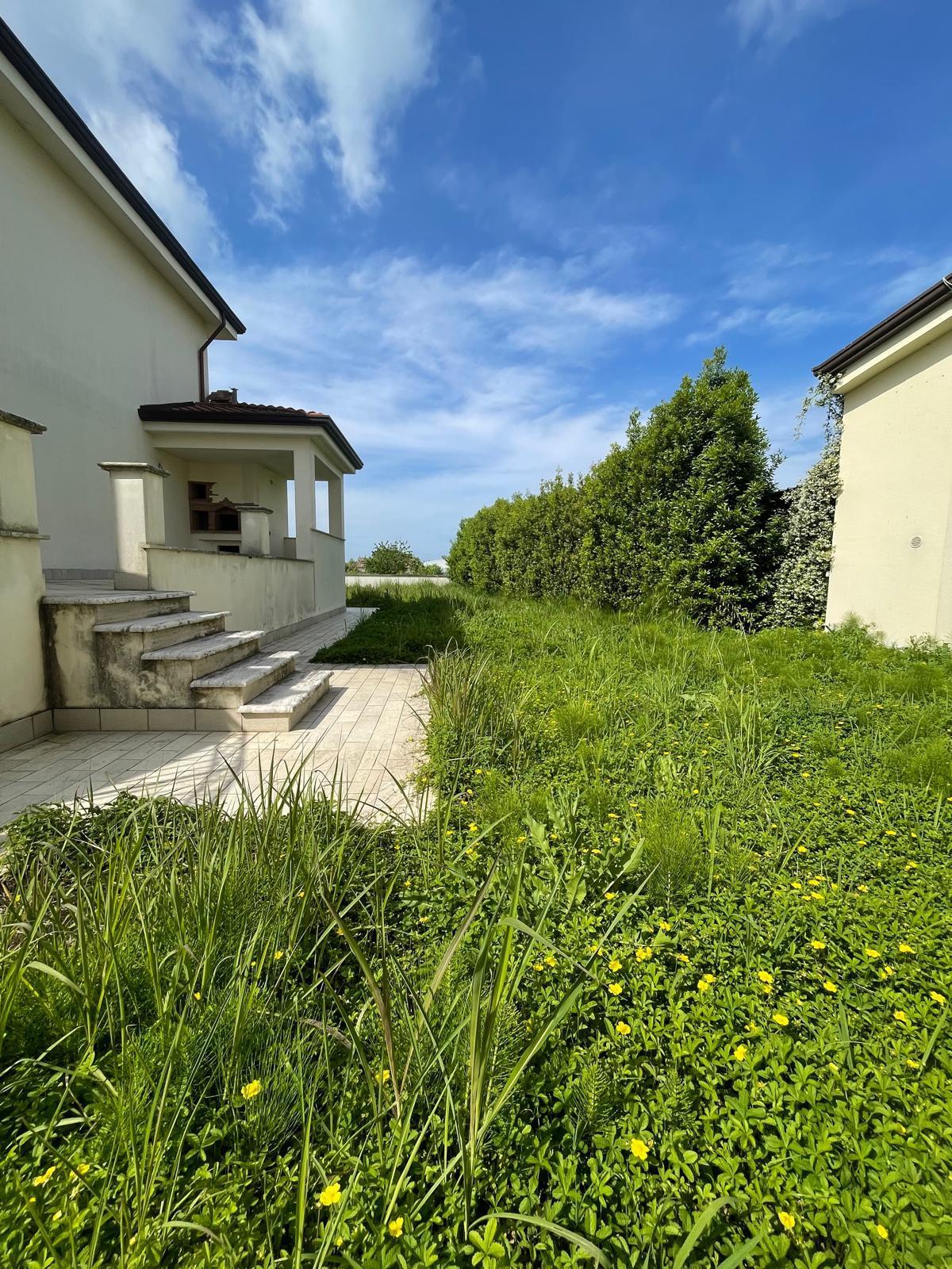 Immagine 12 di Villa in vendita  a Camaiore