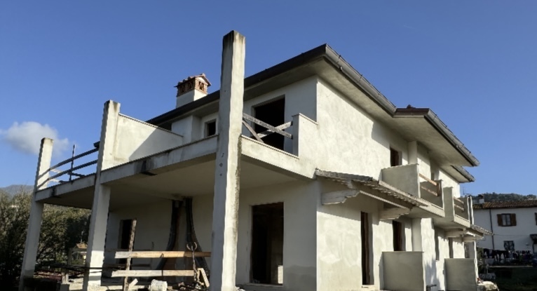 Immagine 2 di Porzione di casa in vendita  a Camaiore