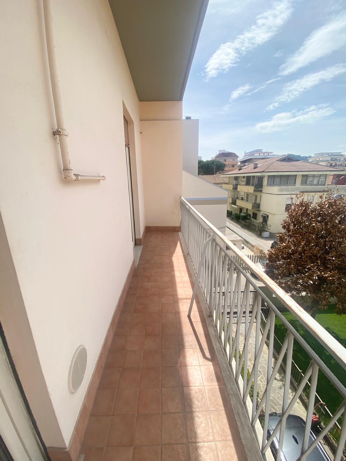 Immagine 16 di Quadrilocale in vendita  in Viale Gabriele D'Annunzio 6 a Montesilvano