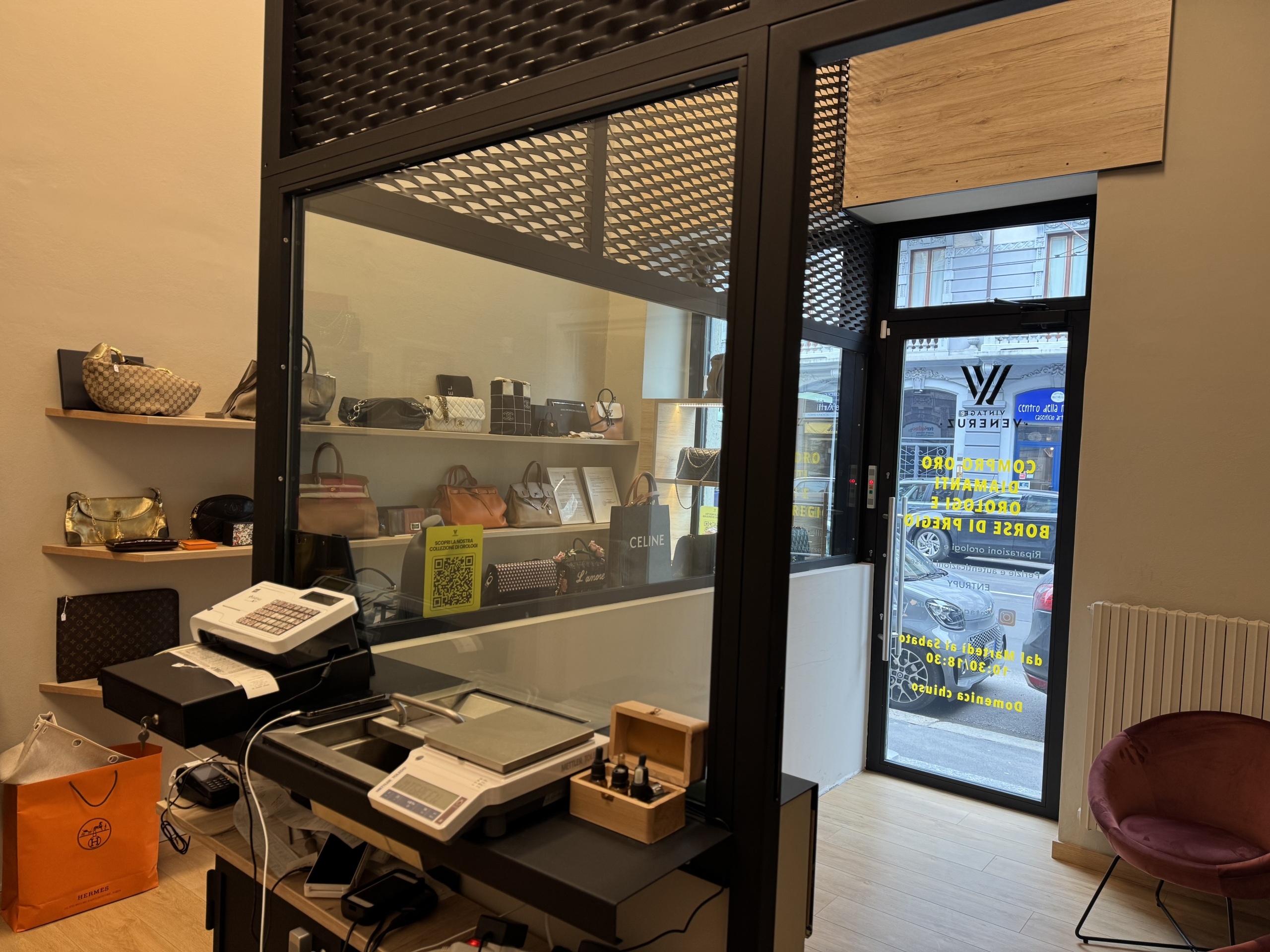 Immagine 5 di Attività commerciale in vendita  in via Plinio 12 a Milano