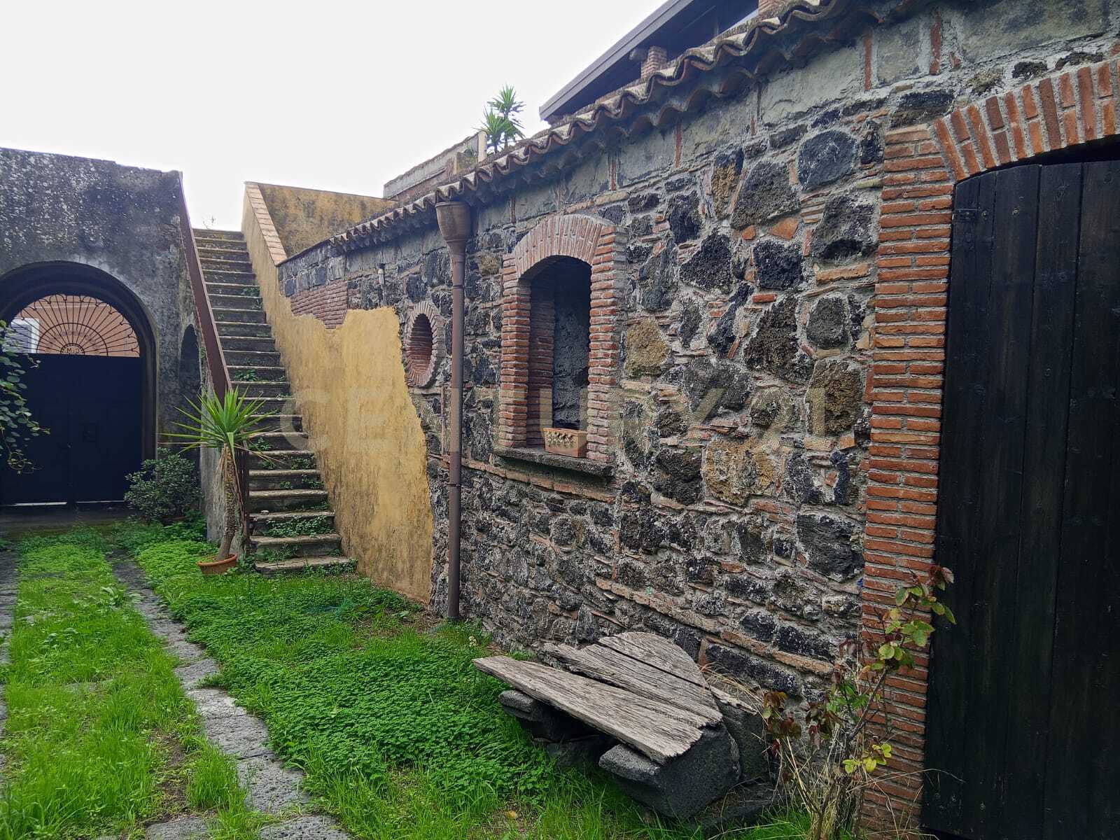 Immagine 69 di Villa in vendita  in Via Calvario 43 a Mascalucia