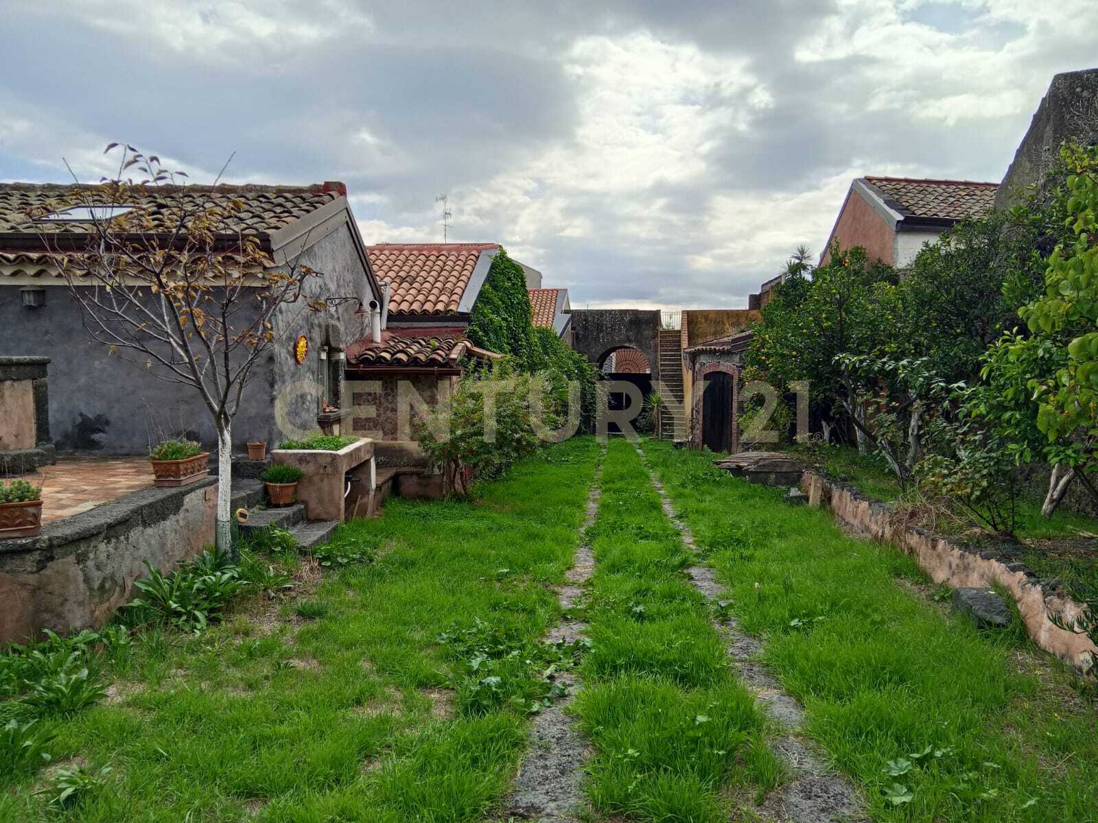 Immagine 85 di Villa in vendita  in Via Calvario 43 a Mascalucia