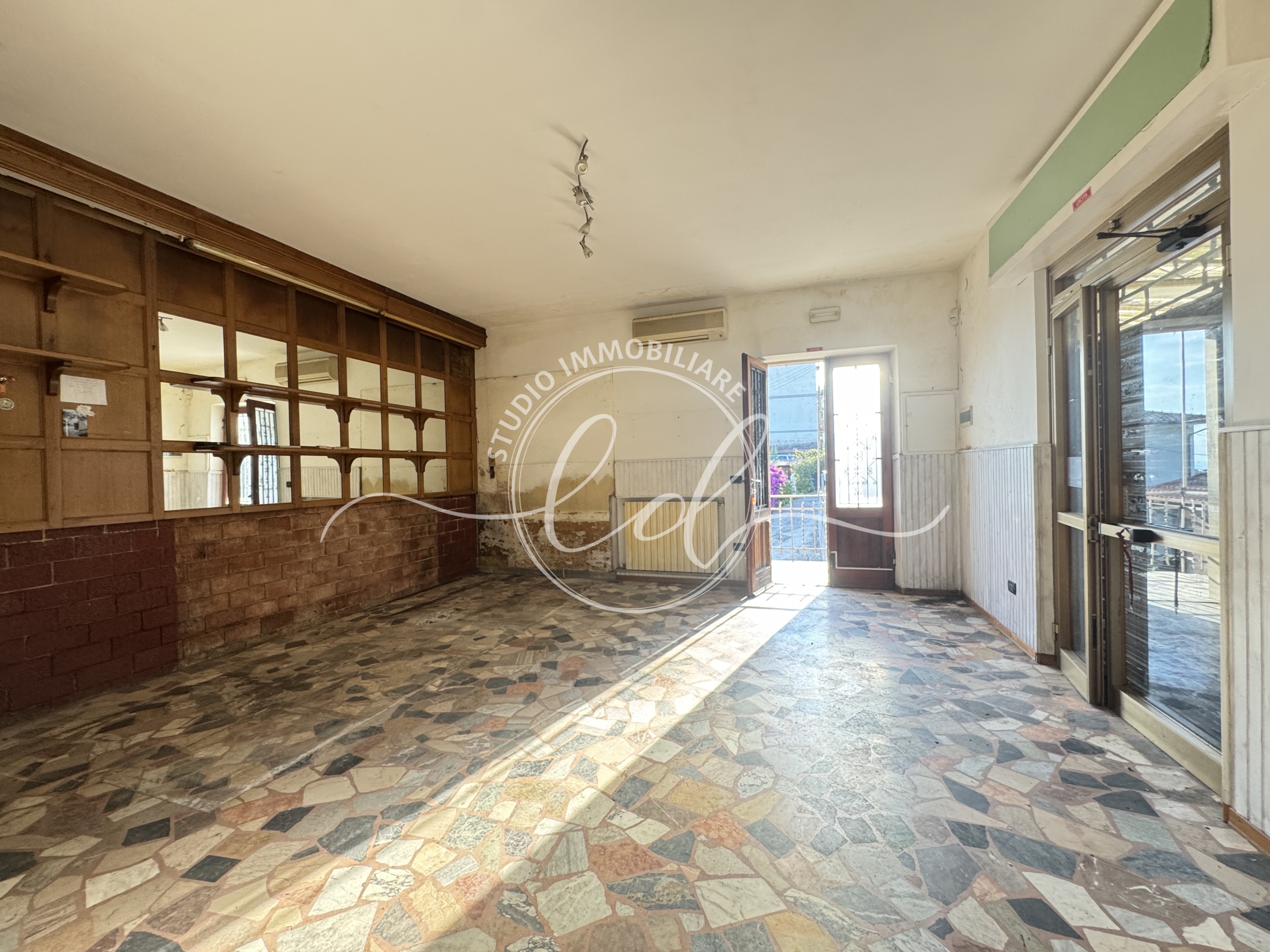 Immagine 24 di Locale commerciale in vendita  a Montignoso