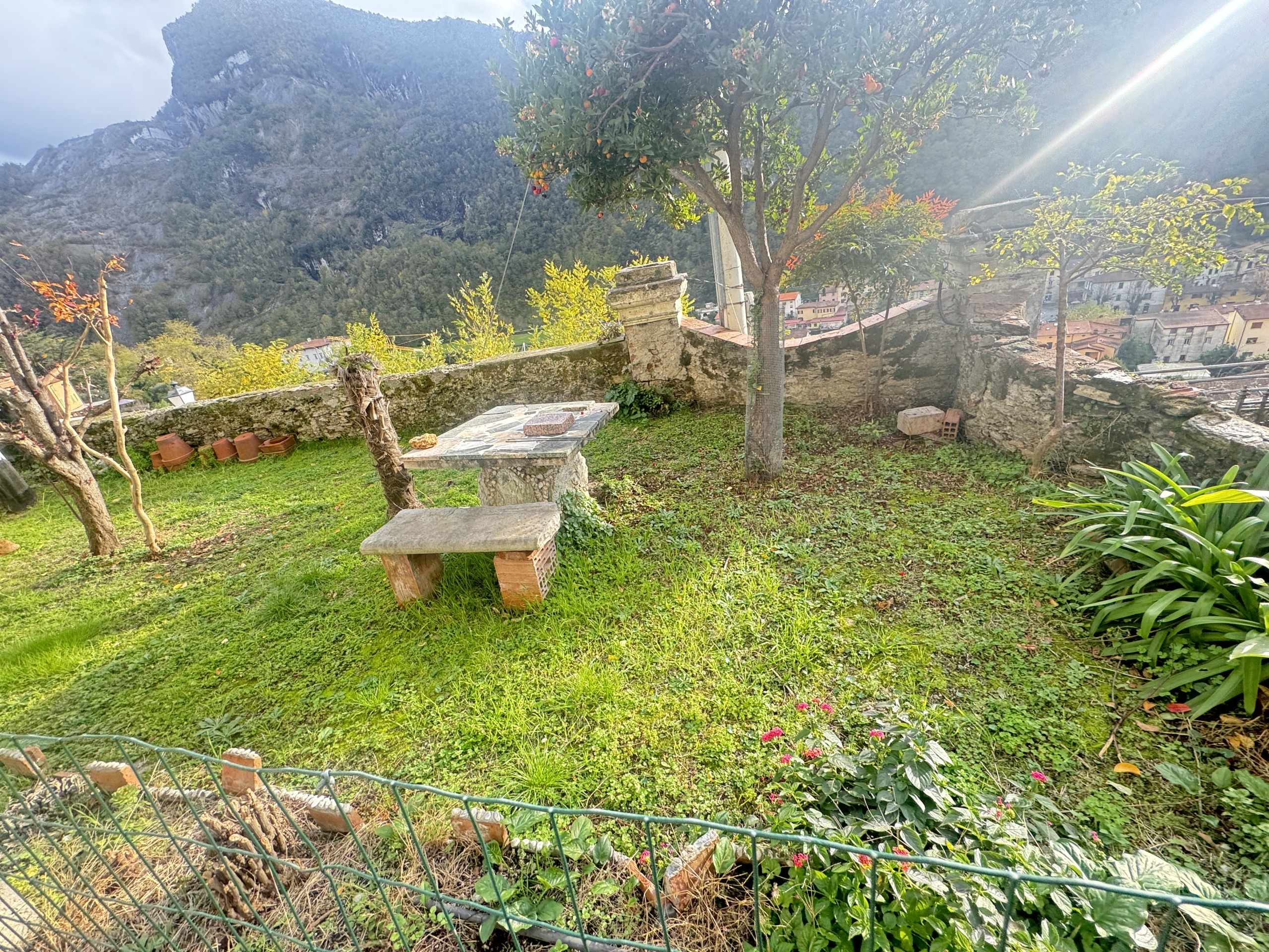 Immagine 25 di Porzione di casa in vendita  a Seravezza