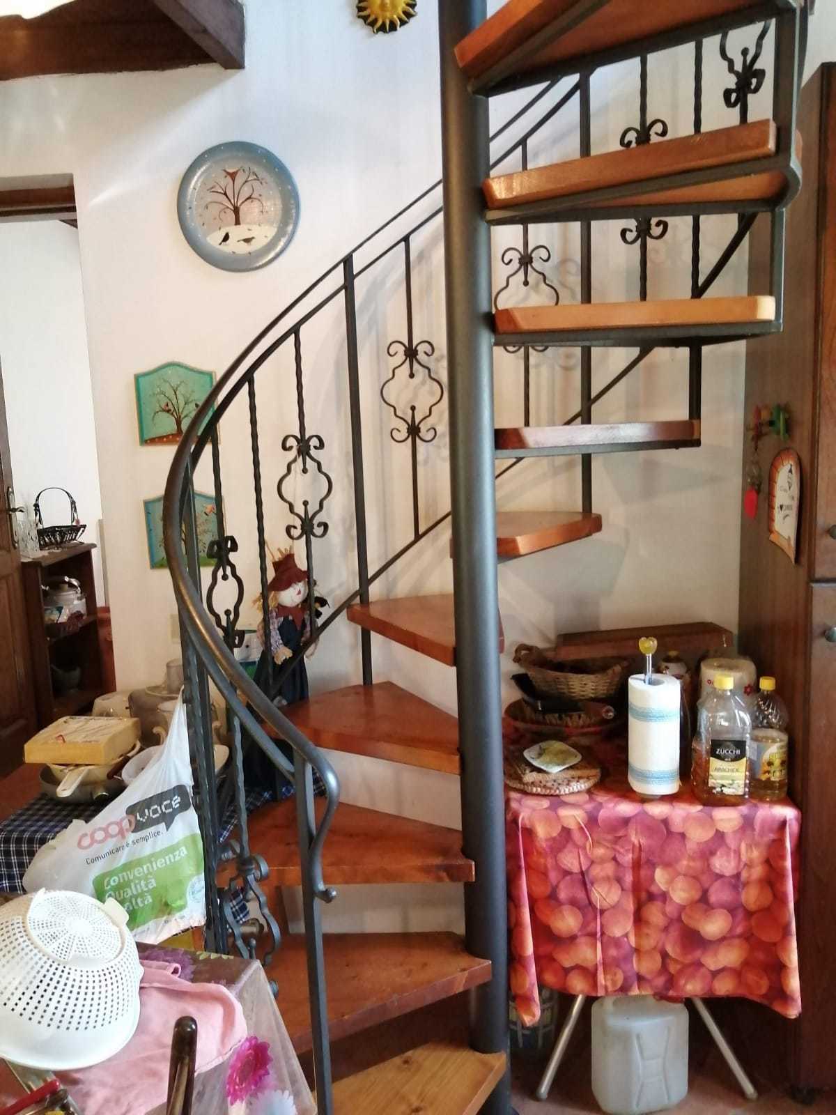 Immagine 40 di Porzione di casa in vendita  a Seravezza