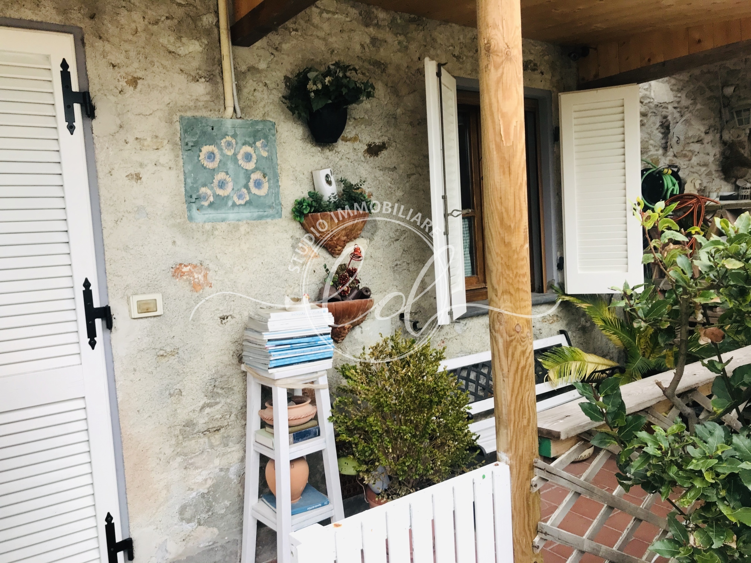 Immagine 2 di Porzione di casa in vendita  a Pietrasanta