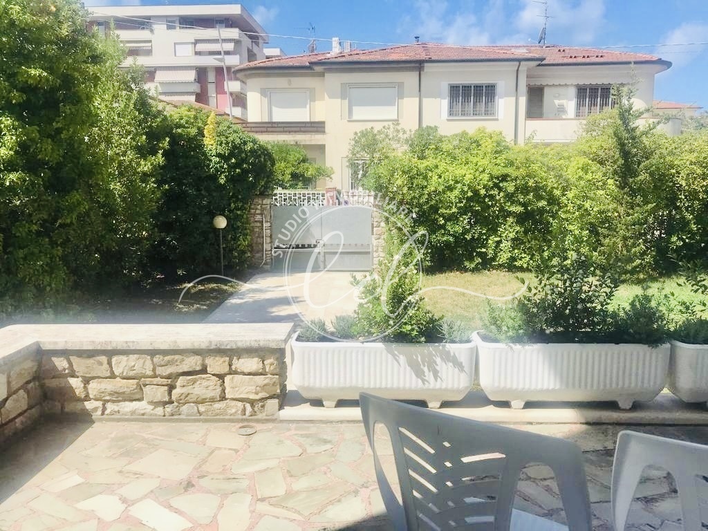 Immagine 24 di Villa in affitto  a Camaiore