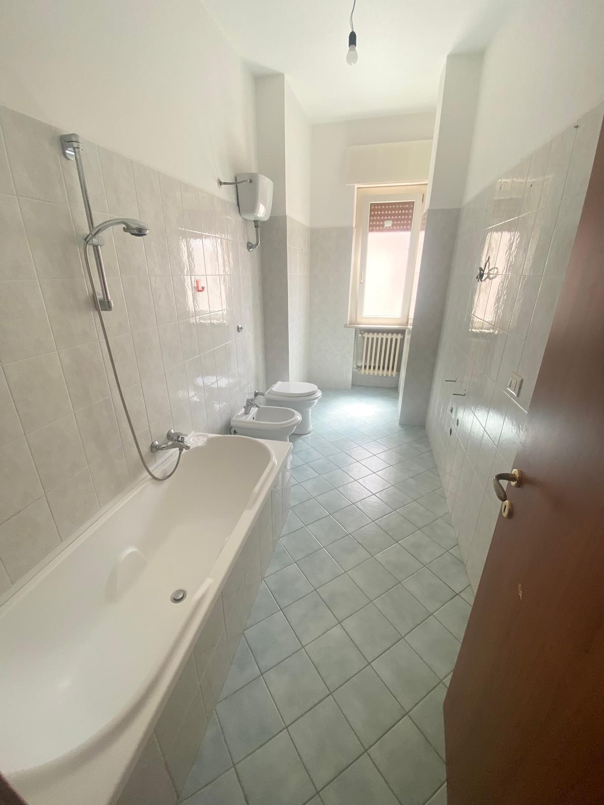 Immagine 9 di Quadrilocale in vendita  in Viale Gabriele D'Annunzio 6 a Montesilvano