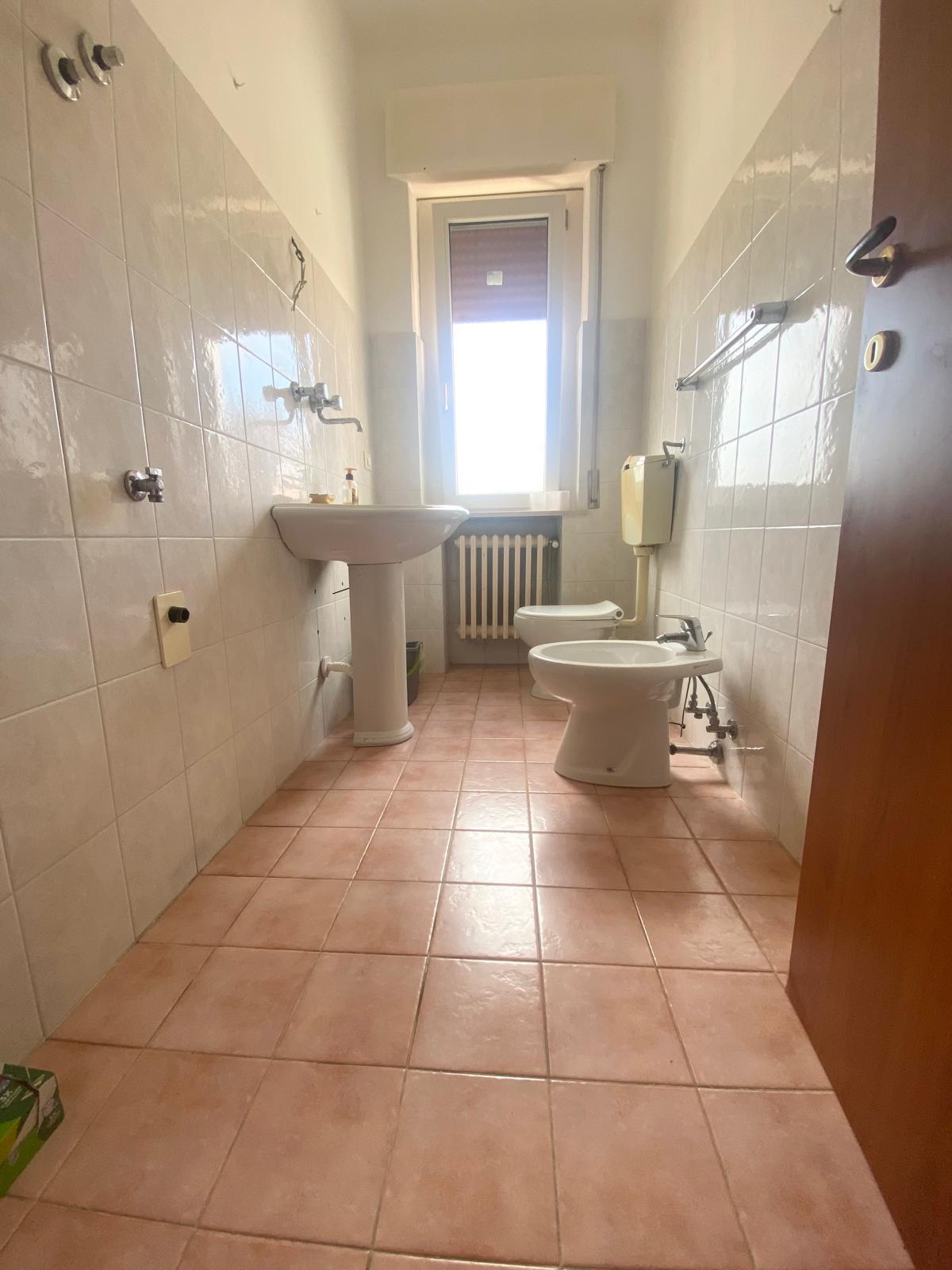 Immagine 13 di Quadrilocale in vendita  in Viale Gabriele D'Annunzio 6 a Montesilvano