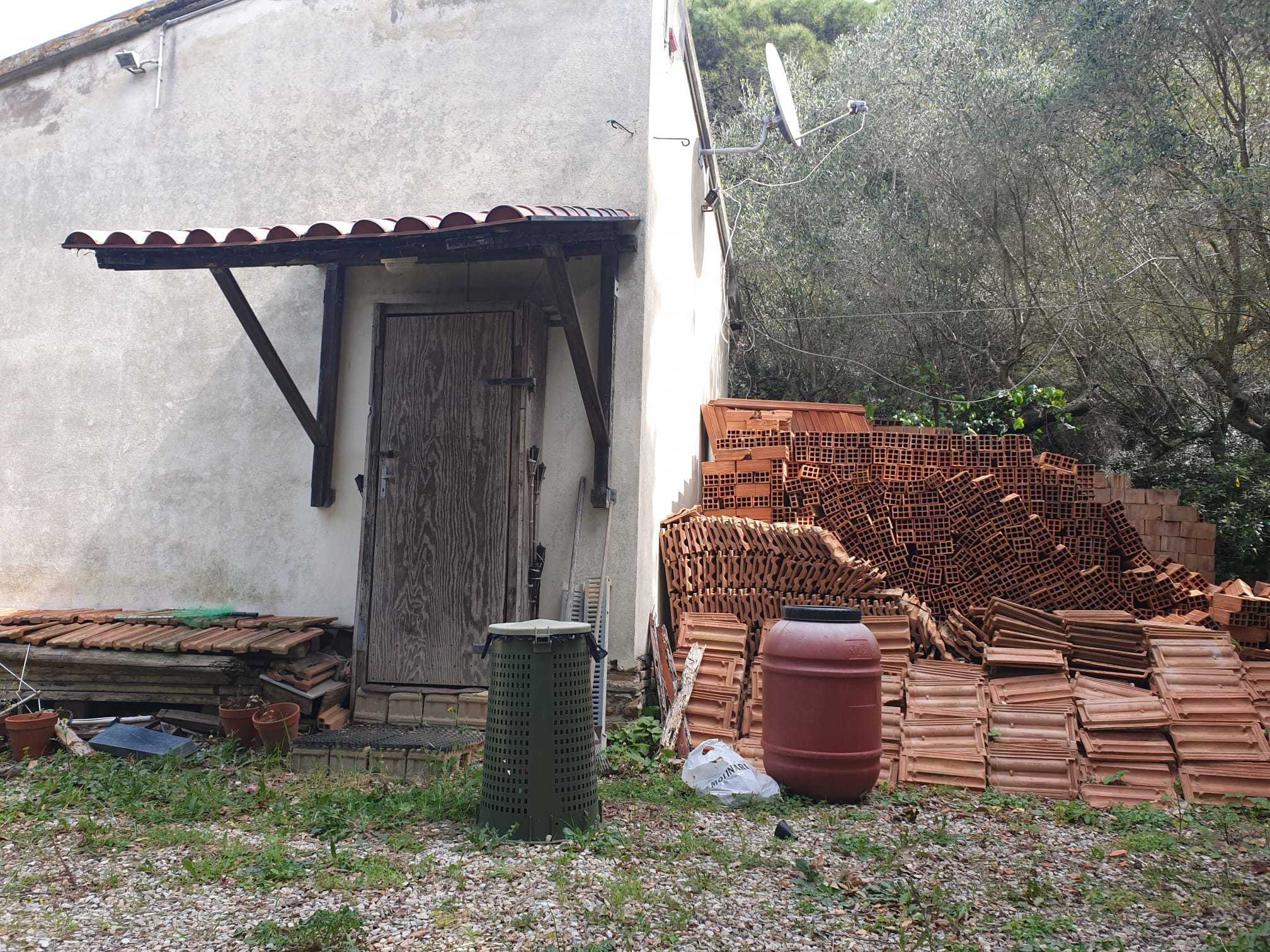 Immagine 6 di Rustico / casale in vendita  a Livorno