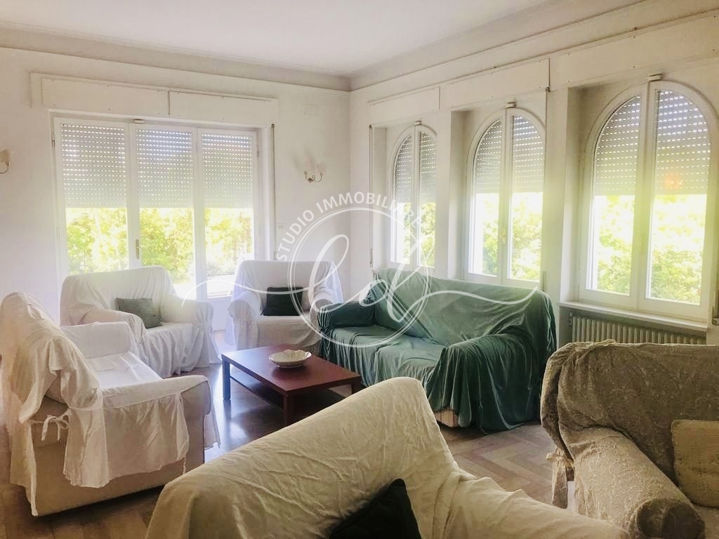 Immagine 11 di Villa in affitto  a Camaiore