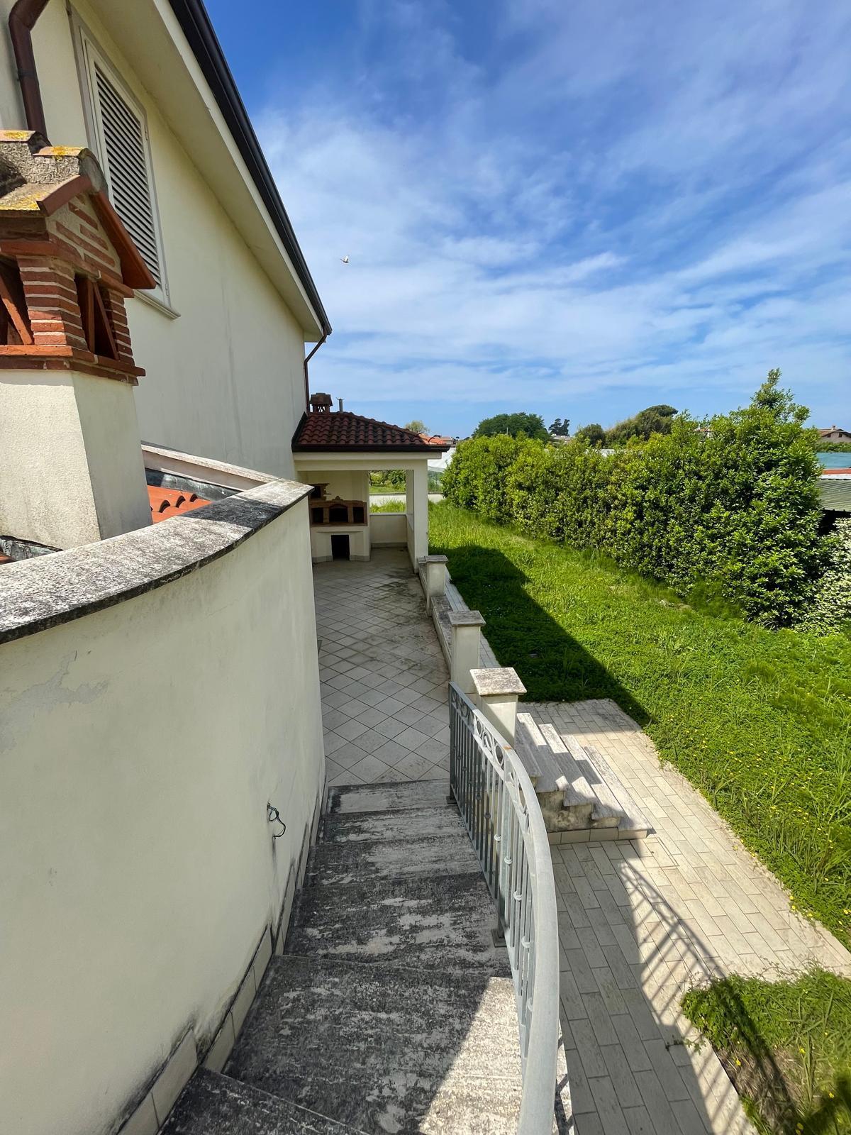 Immagine 62 di Villa in vendita  a Camaiore