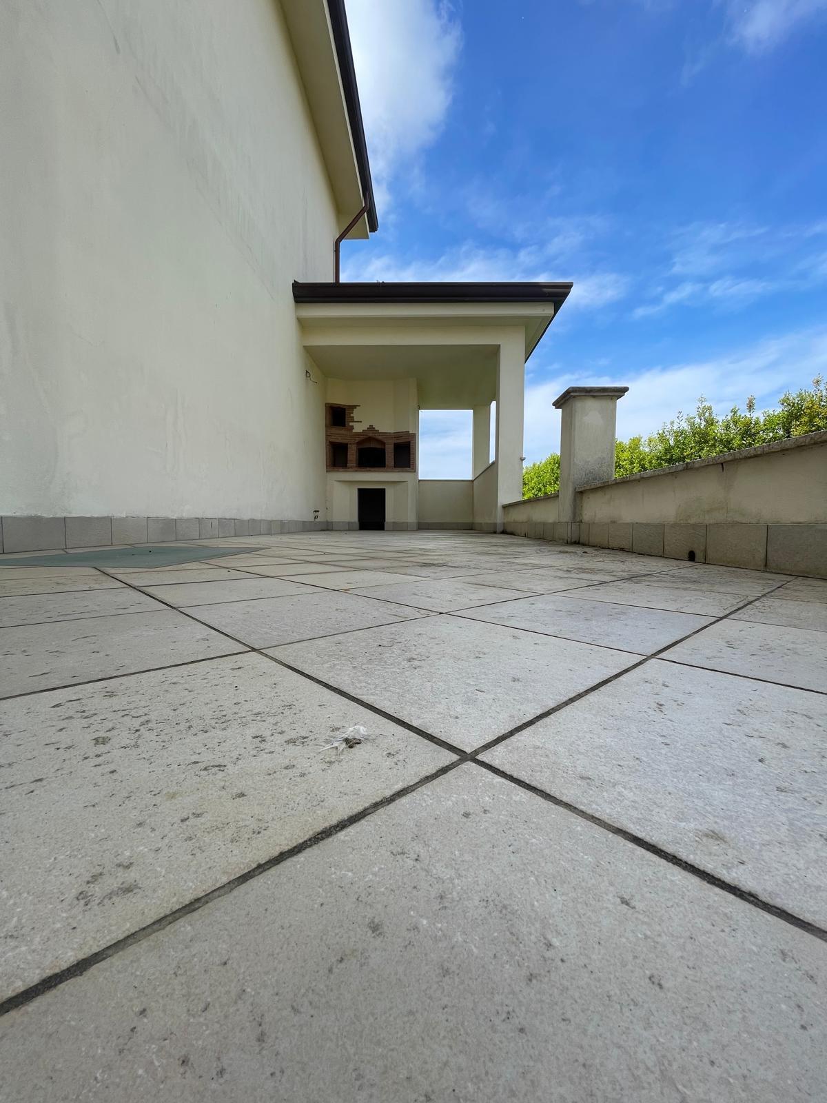 Immagine 14 di Villa in vendita  a Camaiore