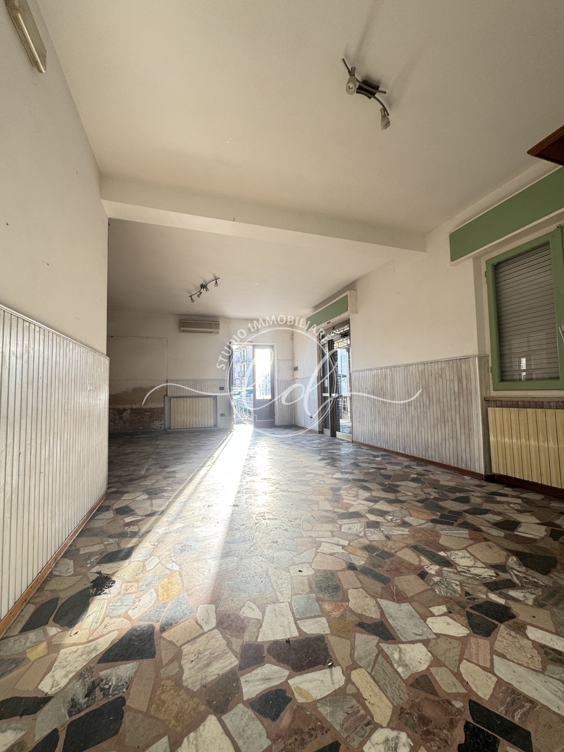 Immagine 22 di Locale commerciale in vendita  a Montignoso