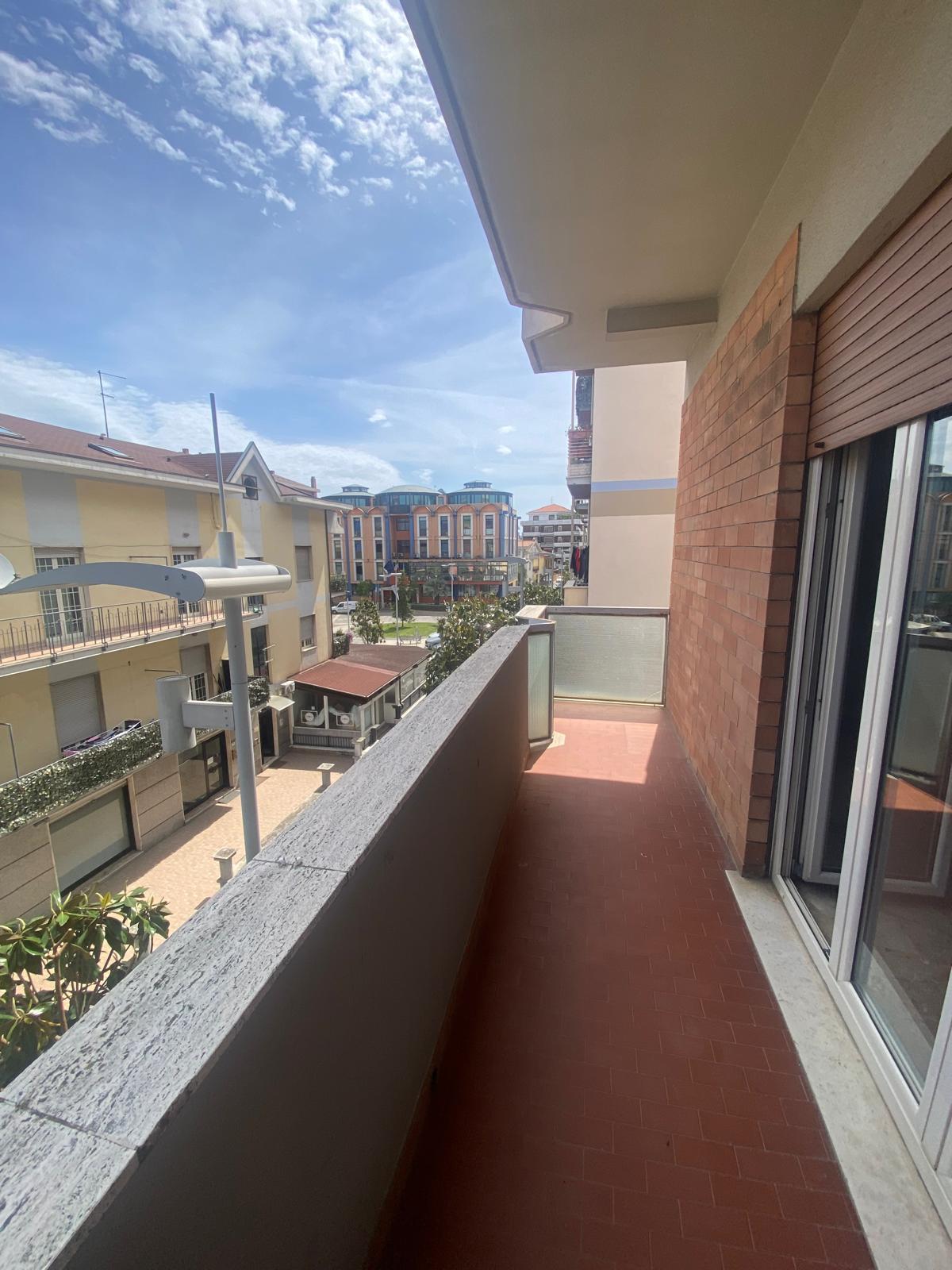 Immagine 17 di Quadrilocale in vendita  in Viale Gabriele D'Annunzio 6 a Montesilvano