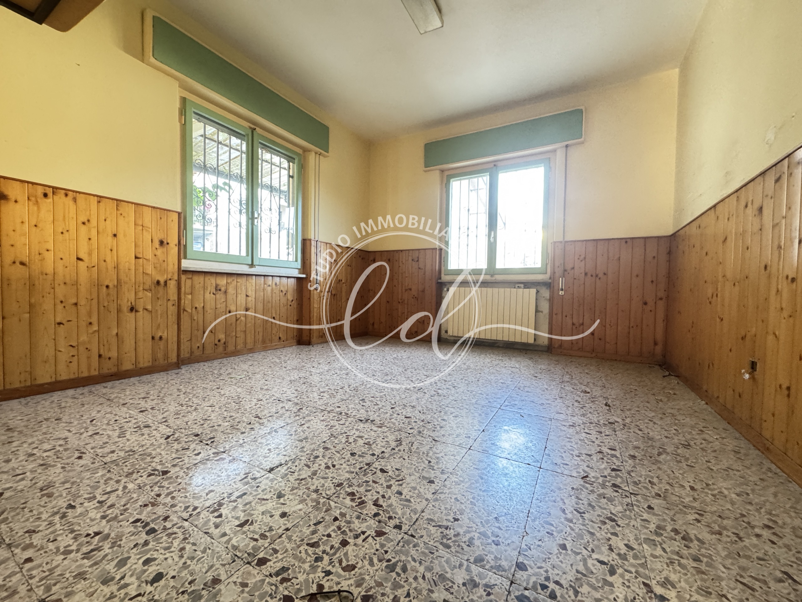 Immagine 19 di Locale commerciale in vendita  a Montignoso