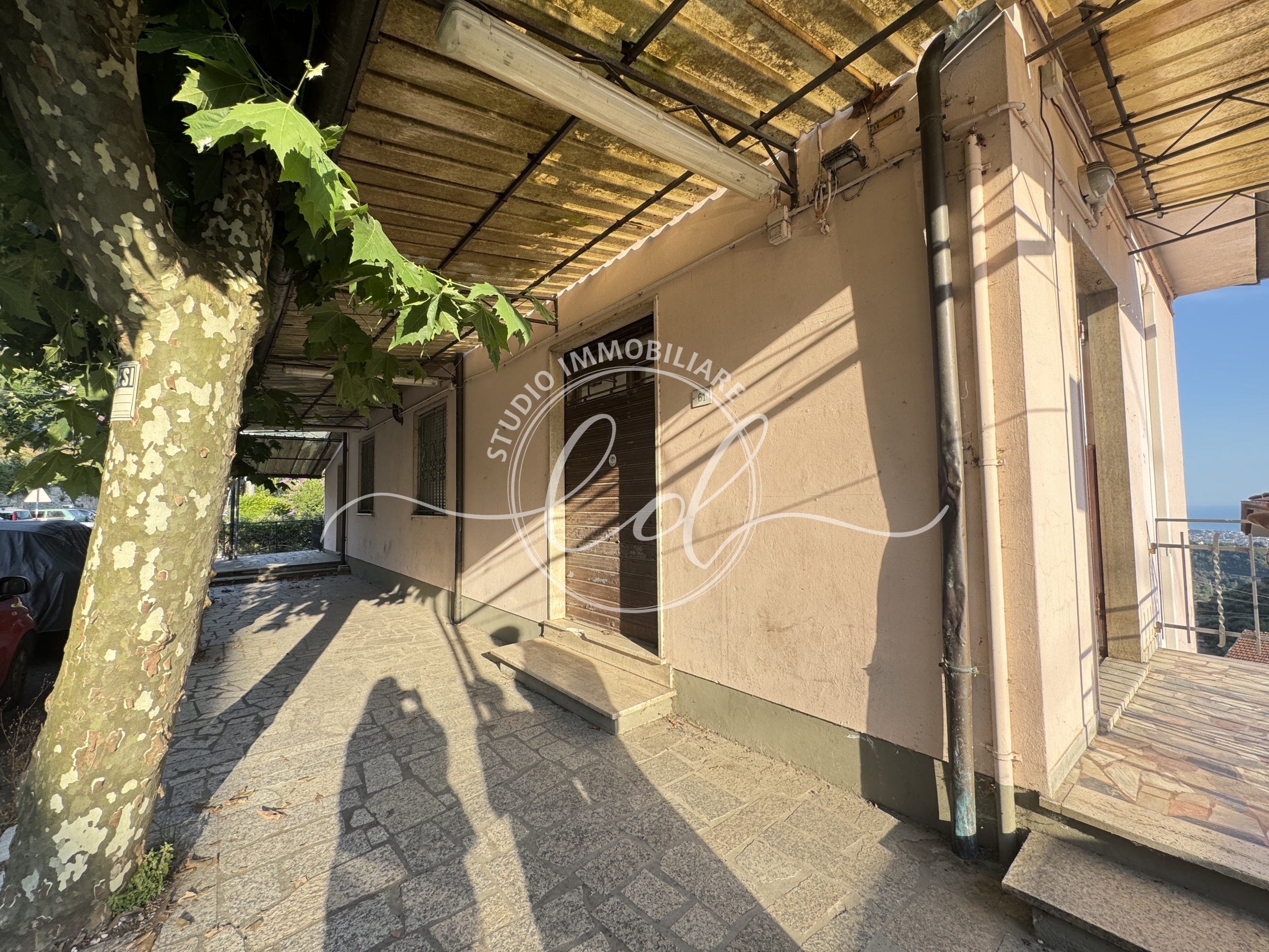 Immagine 2 di Locale commerciale in vendita  a Montignoso