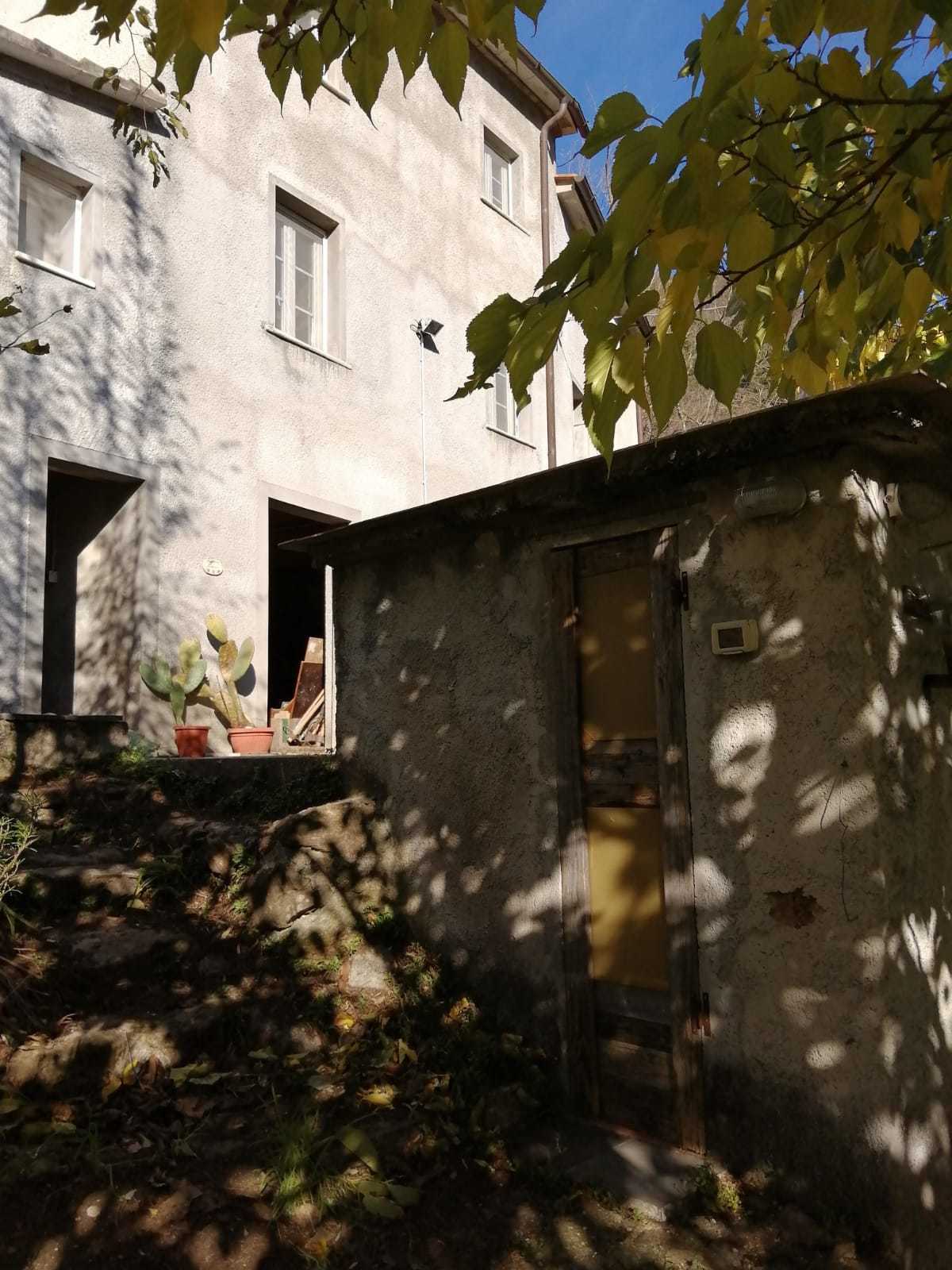 Immagine 27 di Porzione di casa in vendita  a Seravezza