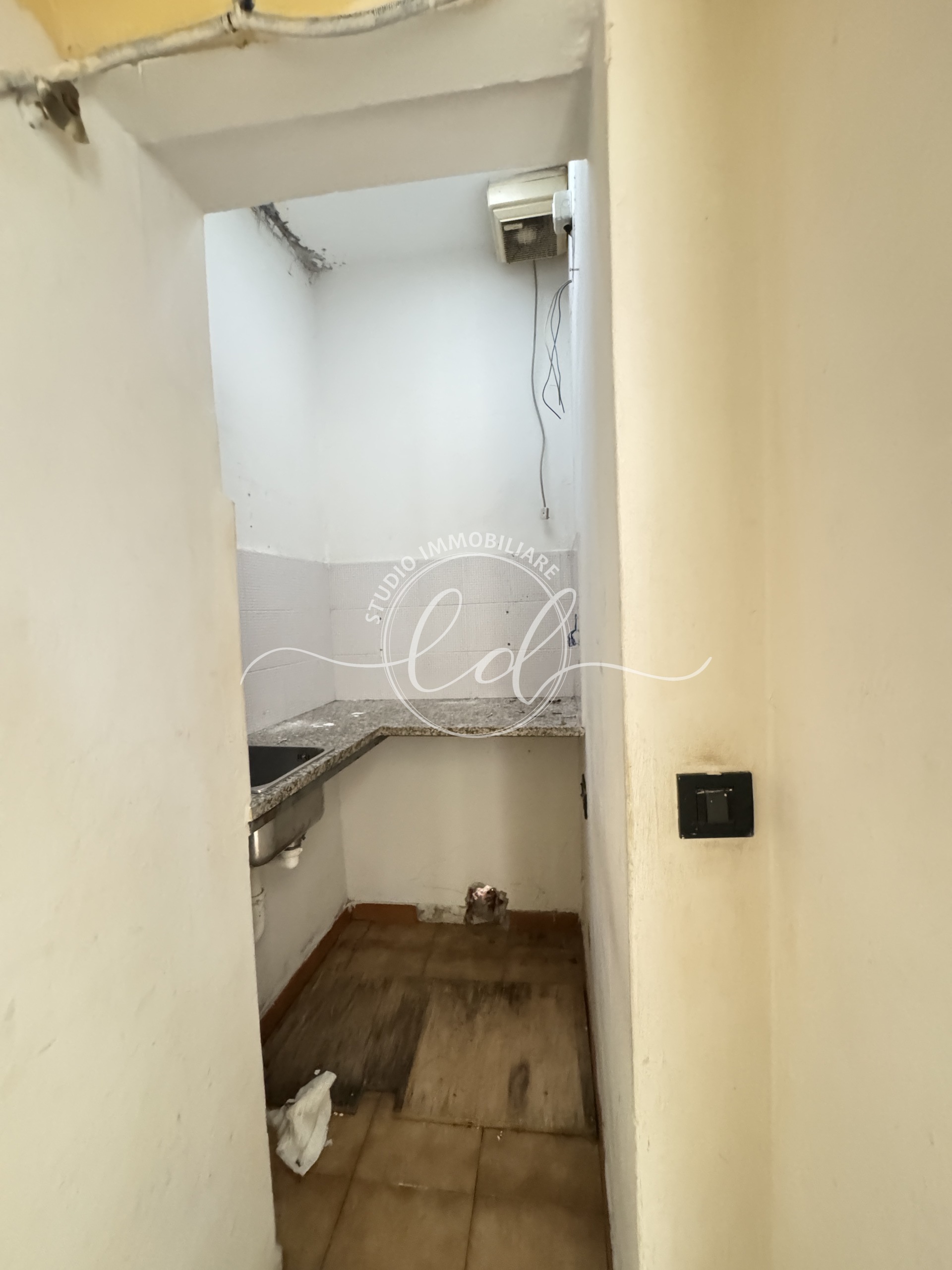 Immagine 14 di Locale commerciale in vendita  a Montignoso