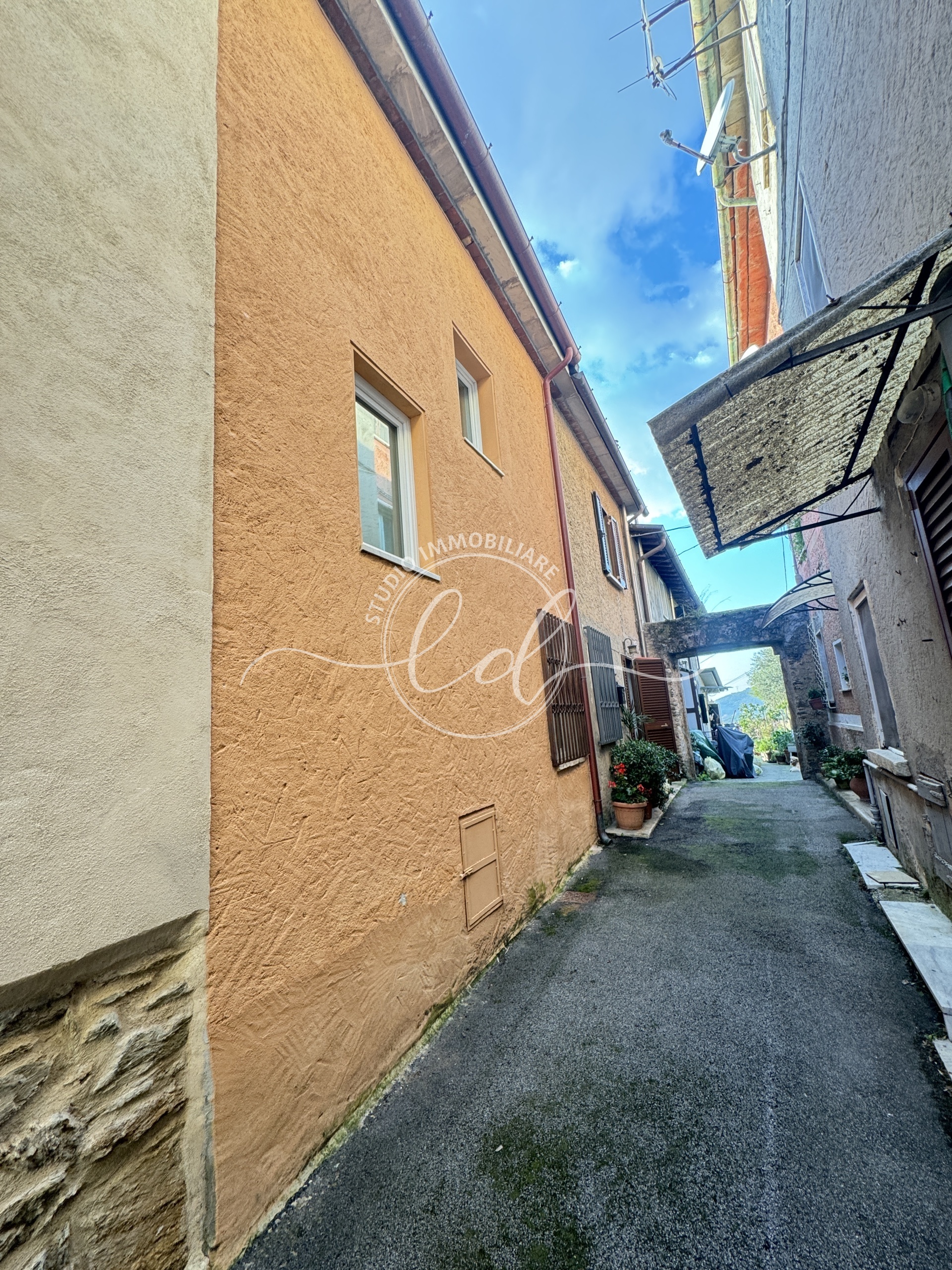 Immagine 36 di Porzione di casa in vendita  a Pietrasanta