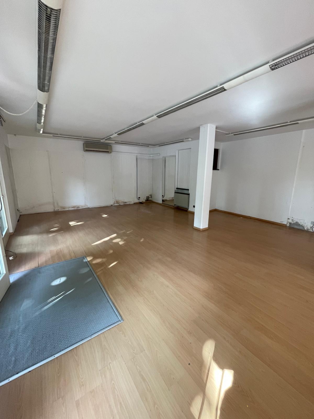 Immagine 4 di Capannone industriale in affitto  a Camaiore