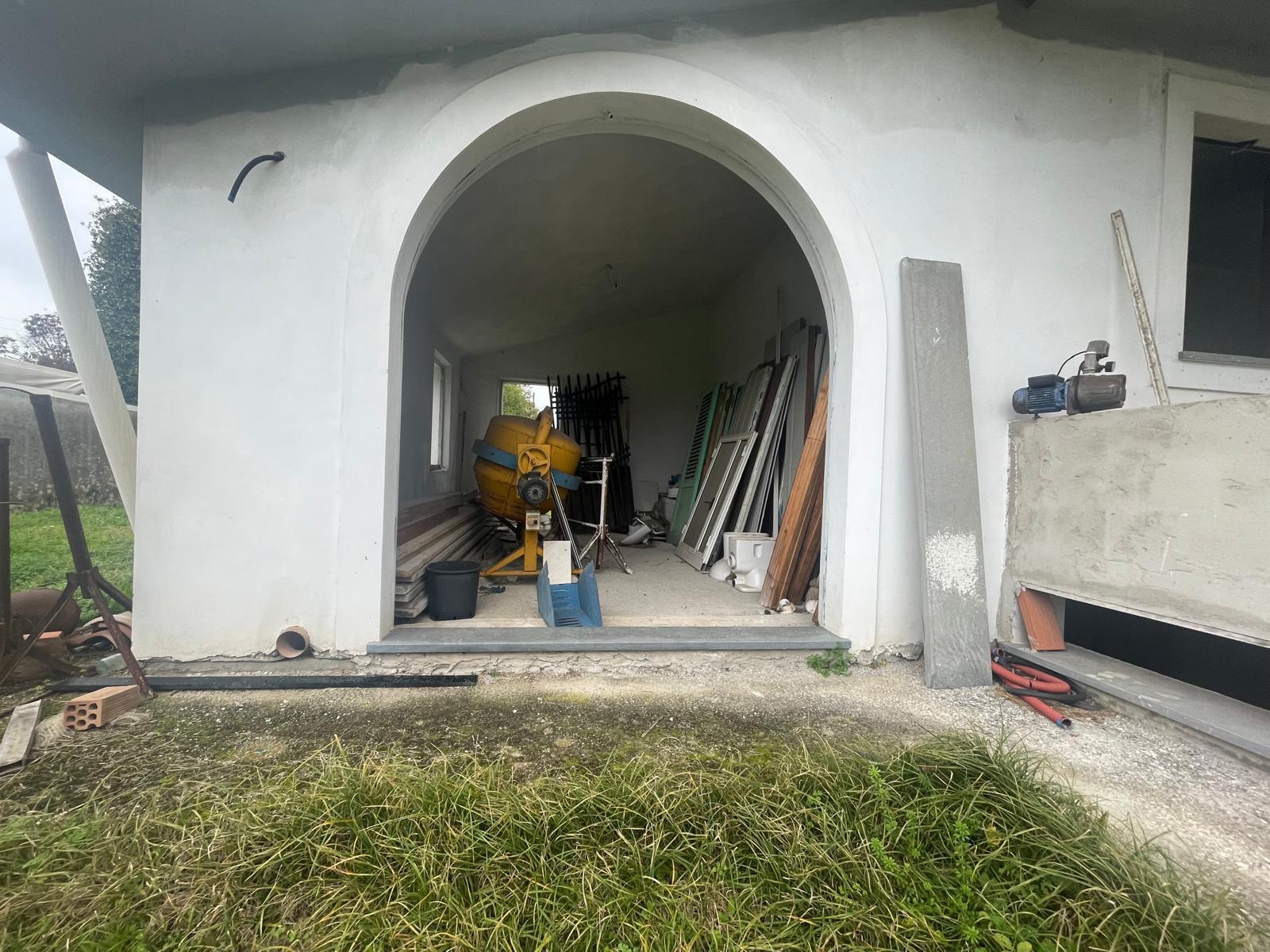 Immagine 1 di Porzione di casa in vendita  a Camaiore