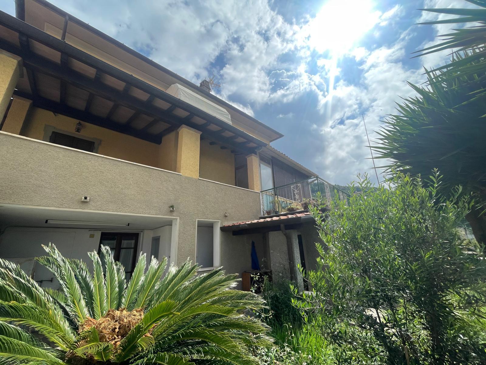 Immagine 10 di Porzione di casa in vendita  a Pietrasanta