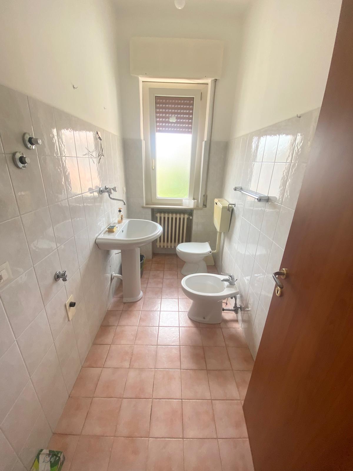 Immagine 14 di Quadrilocale in vendita  in Viale Gabriele D'Annunzio 6 a Montesilvano