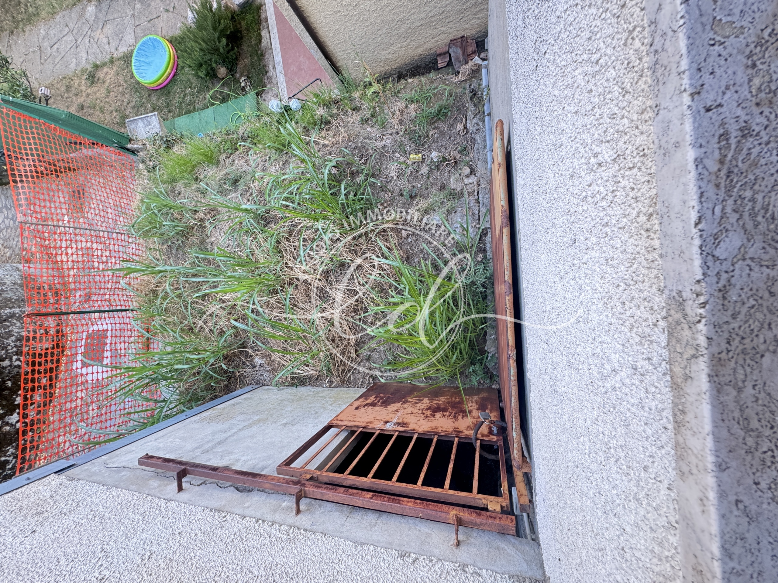 Immagine 21 di Locale commerciale in vendita  a Montignoso