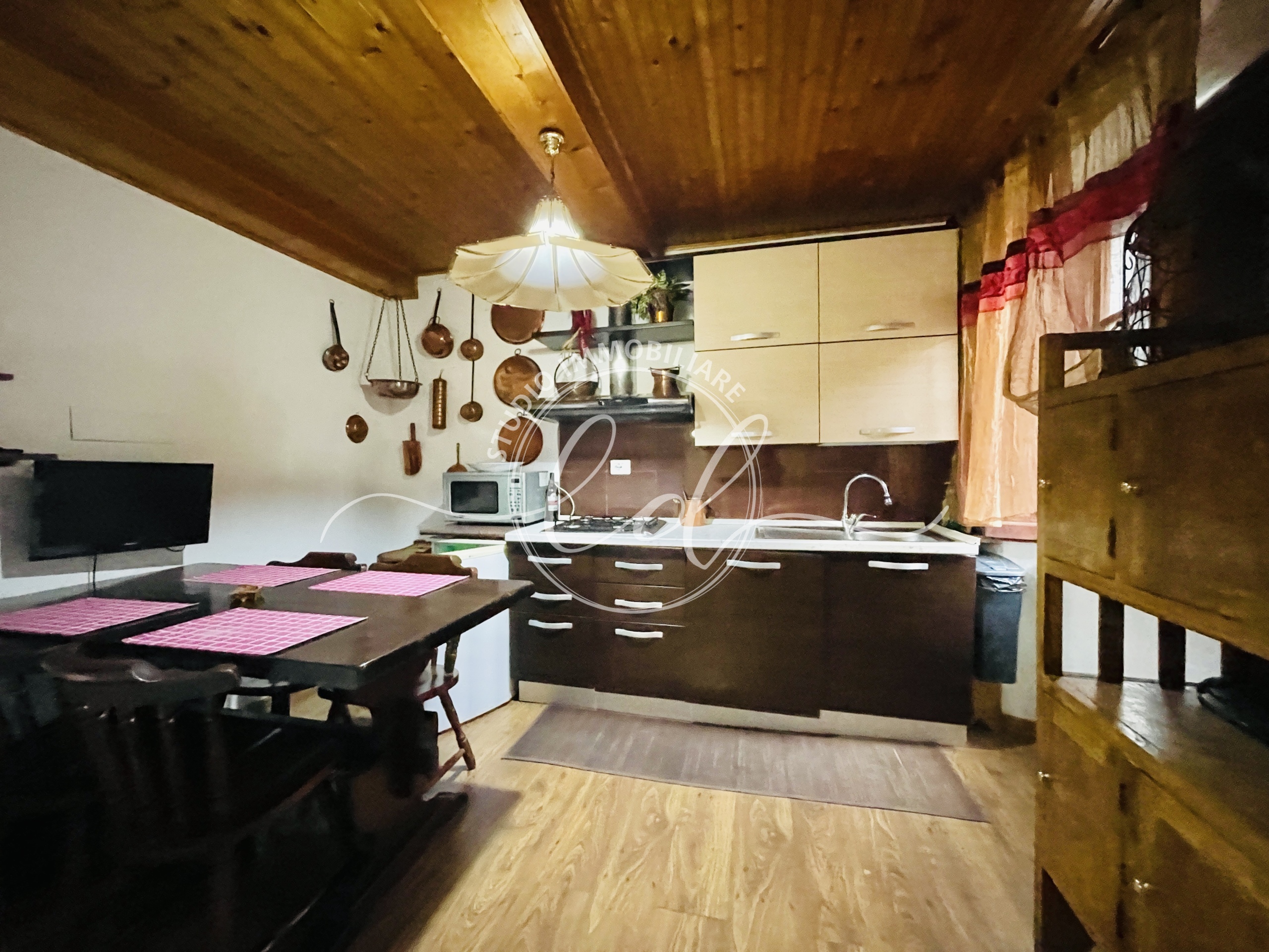 Immagine 3 di Porzione di casa in vendita  a Stazzema