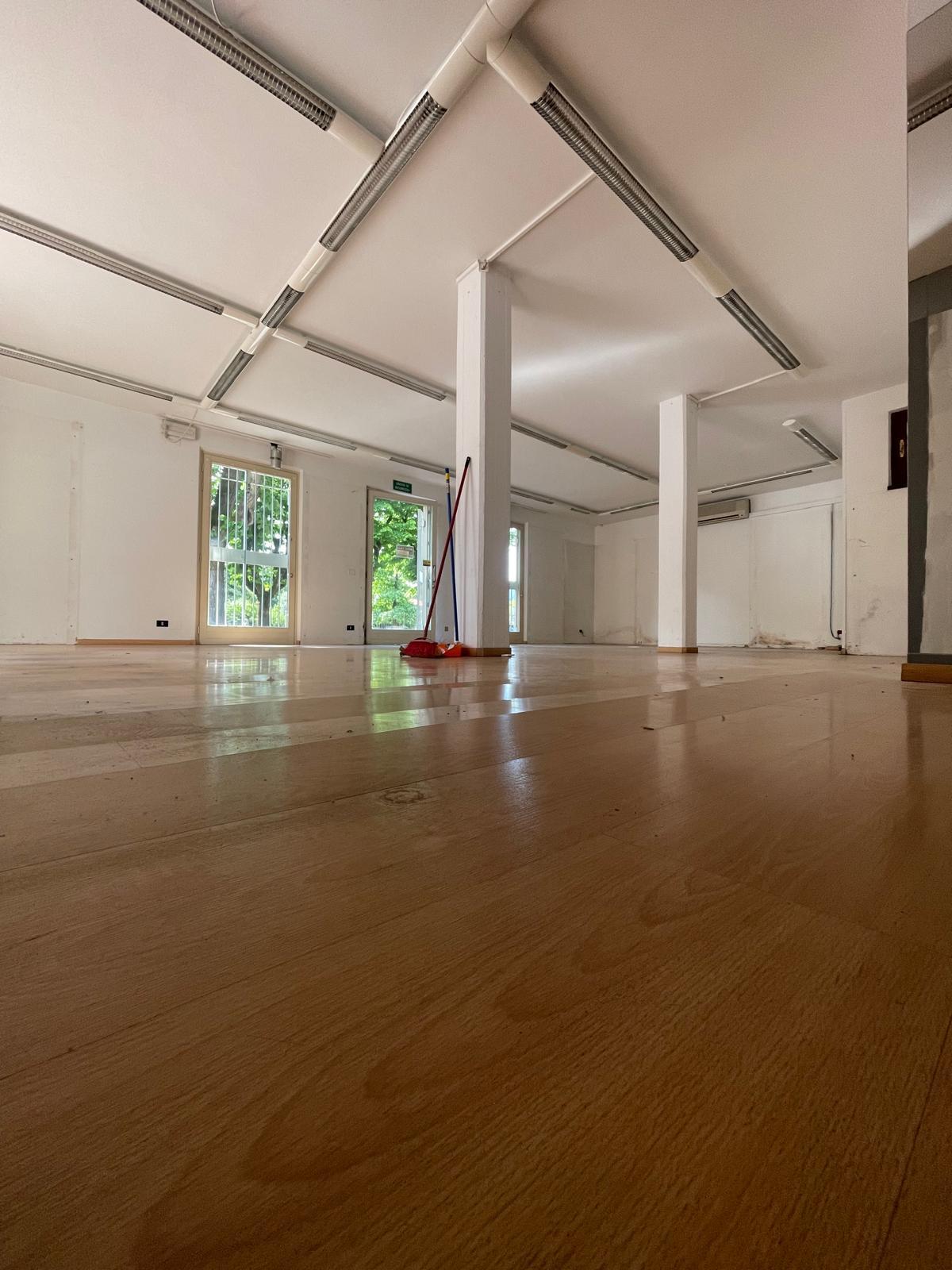 Immagine 3 di Capannone industriale in affitto  a Camaiore