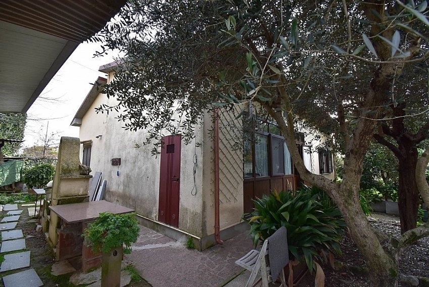 Immagine 2 di Casa indipendente in vendita  a Pietrasanta