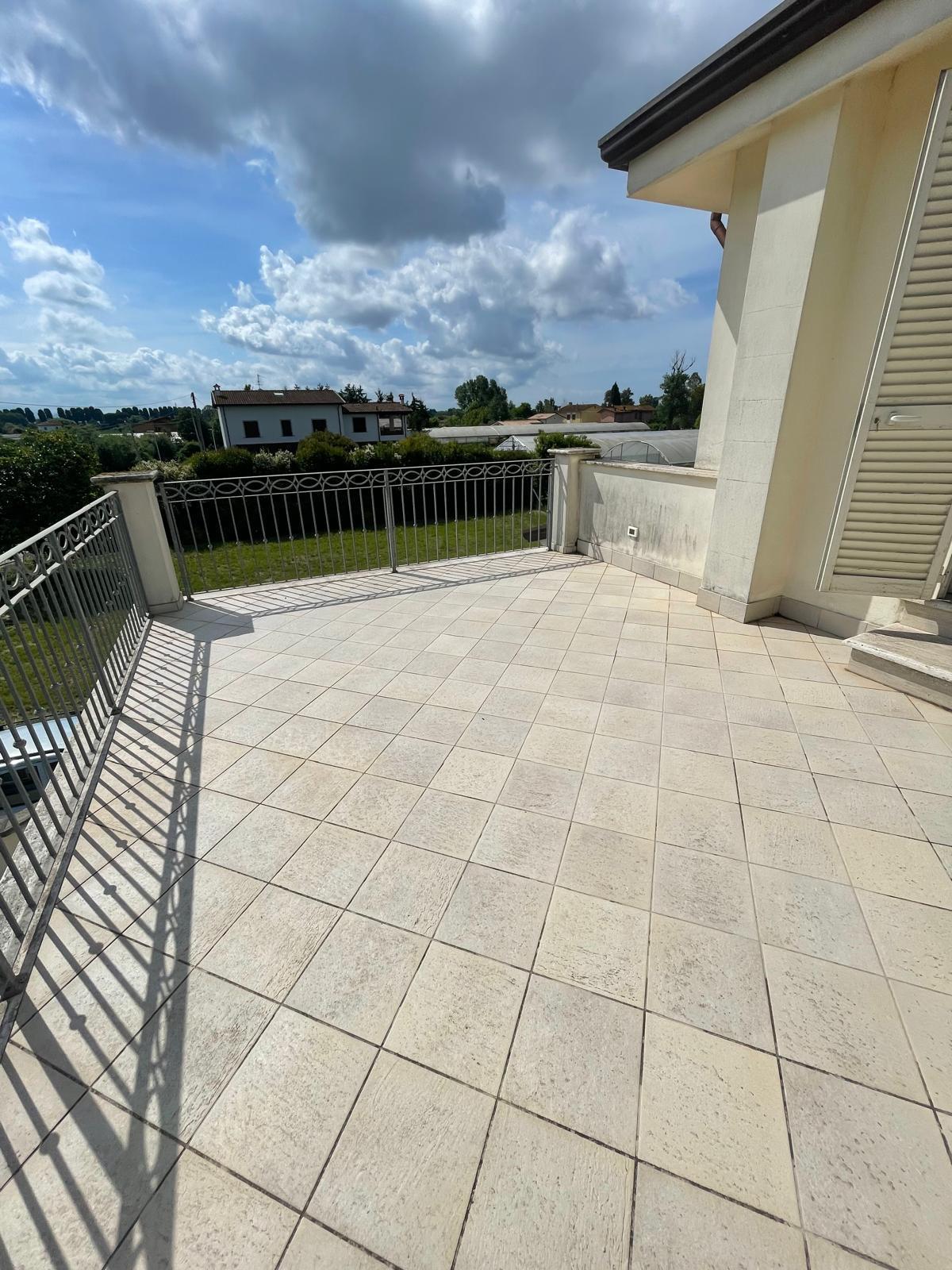 Immagine 60 di Villa in vendita  a Camaiore