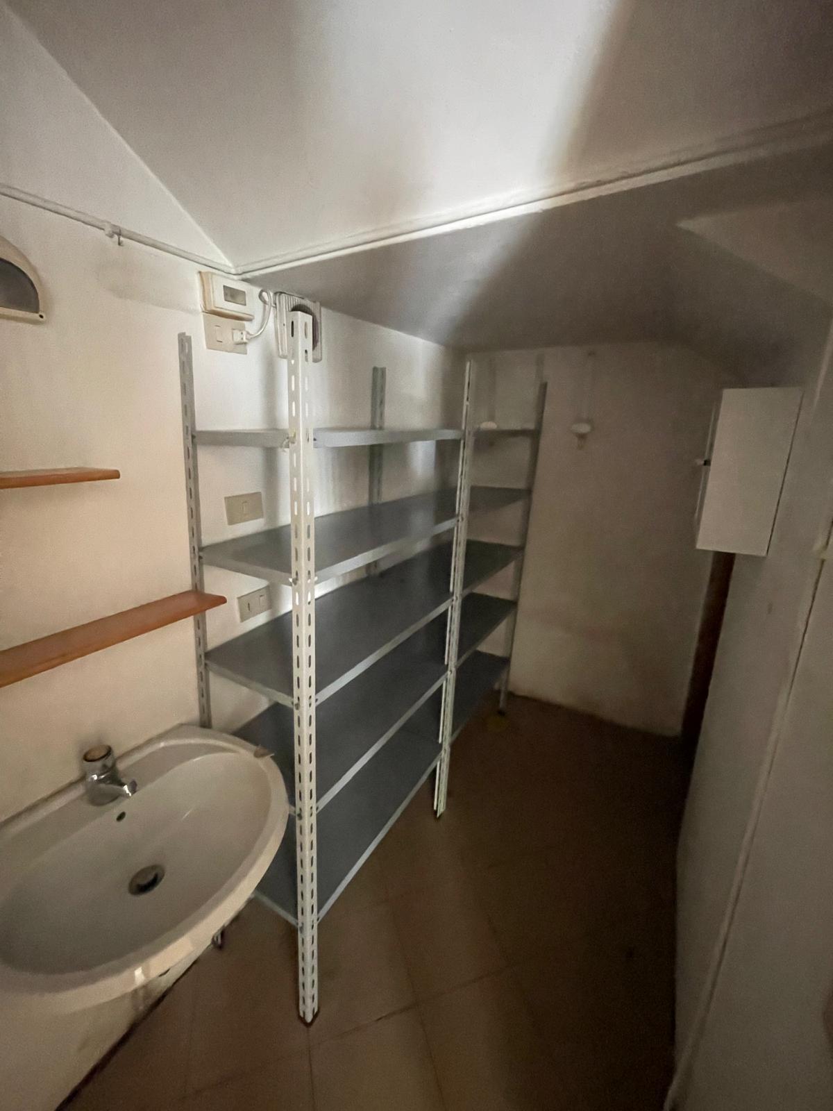 Immagine 16 di Capannone industriale in affitto  a Camaiore