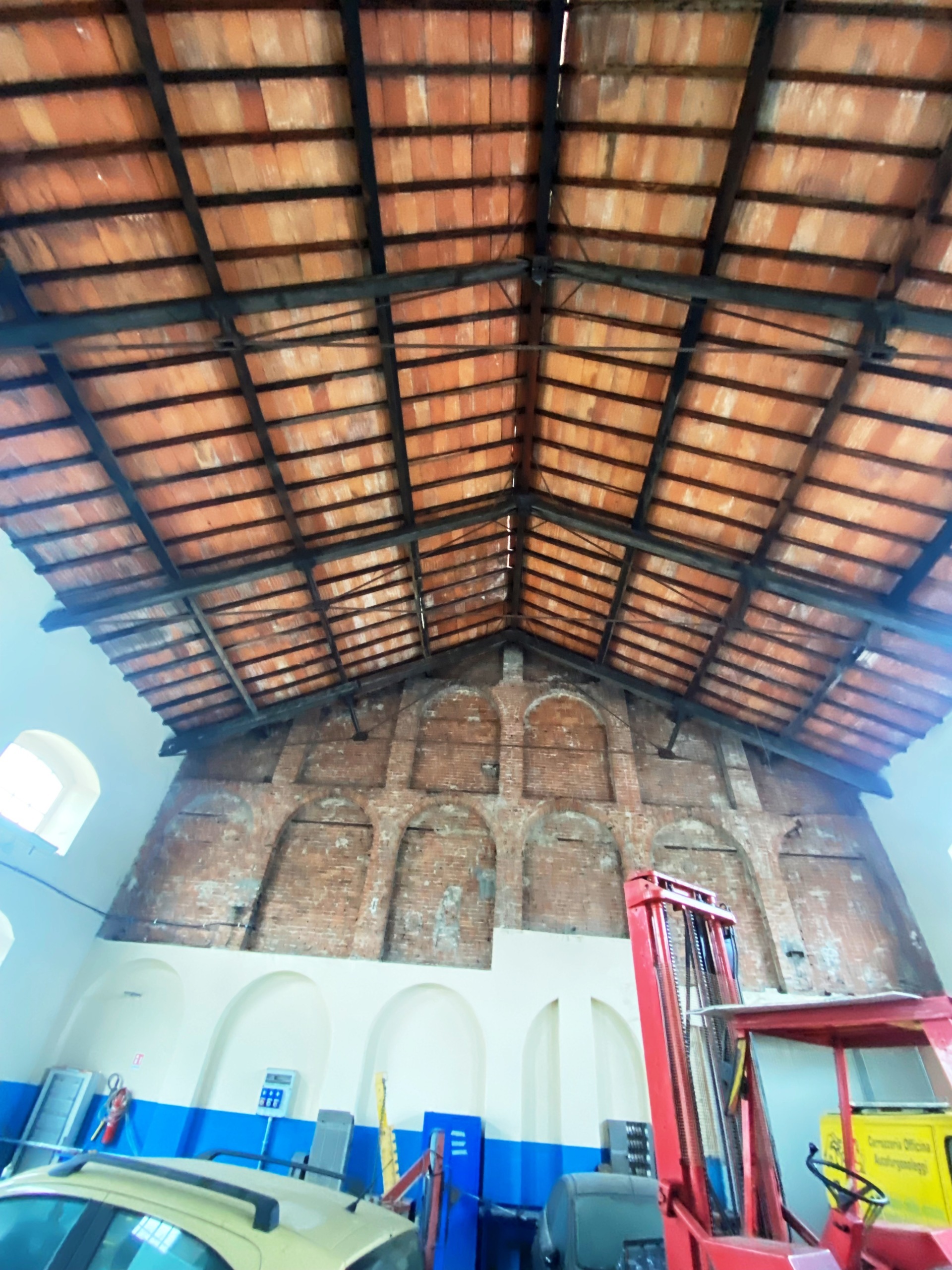 Immagine 5 di Attività artigianale in affitto  in Strada Statale 1 18 a Carrara