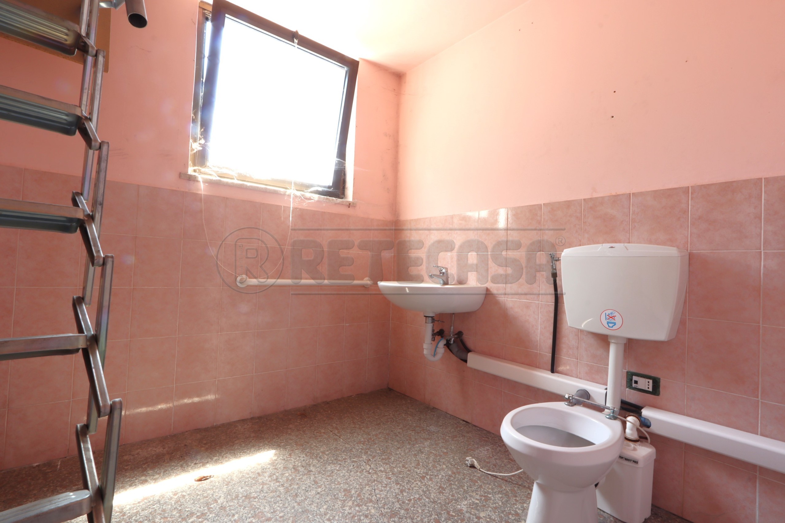 Immagine 34 di Locale commerciale in vendita  in Viale Giuseppe Verdi 32 a Vicenza