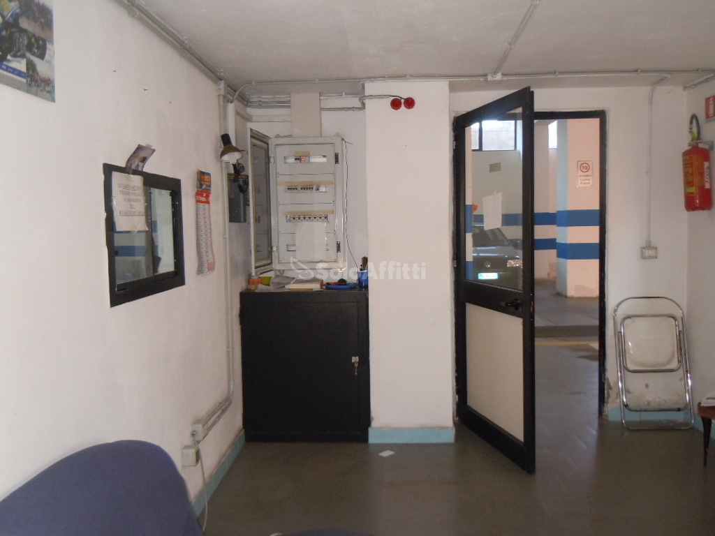 Immagine 6 di Locale commerciale in affitto  a Catanzaro